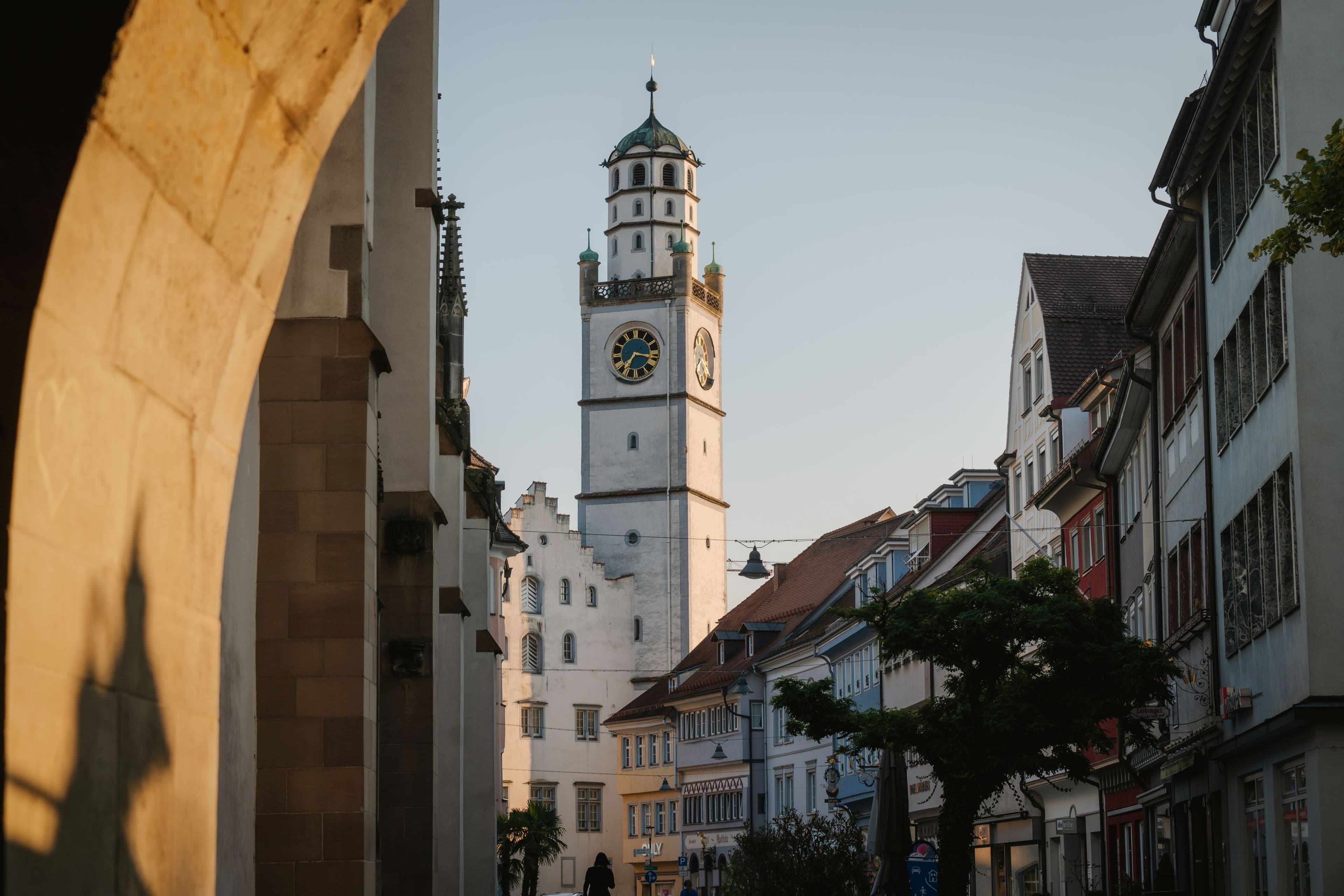 Die Stadt der Türme zeigt sich zur blauen Stunde besonders eindrucksvoll.