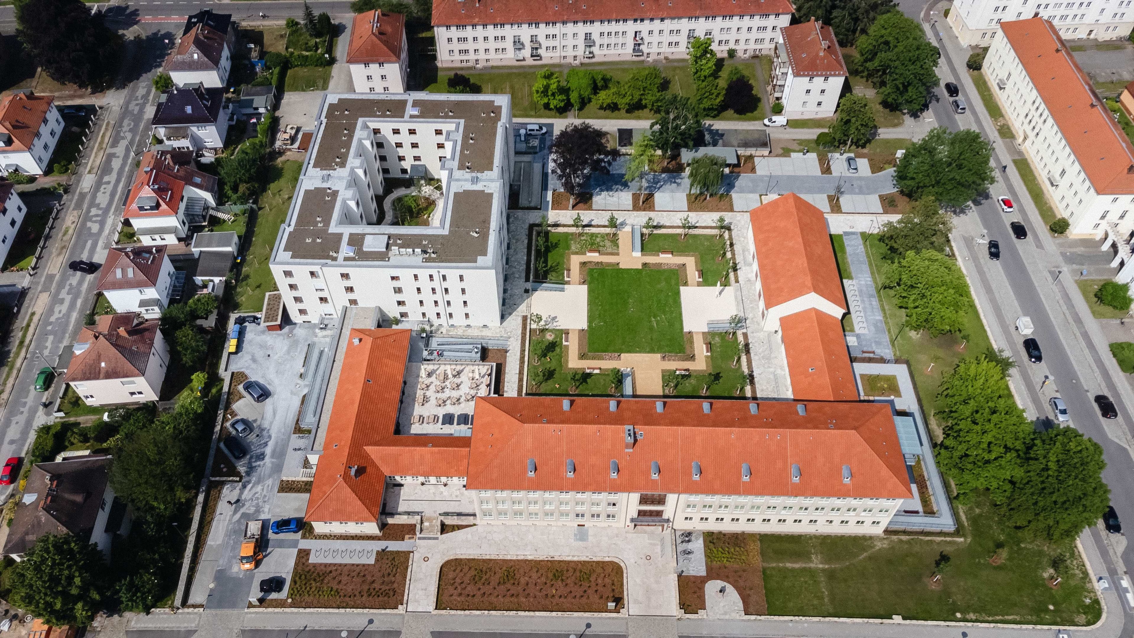 Die Stadt Guben präsentiert den erfolgreichen Abschluss der Sanierung und Umnutzung der ehemaligen Wilhelm-Pieck-Schule zum modernen Pflegefachzentrum, unterstützt durch umfangreiche Fördermittel.