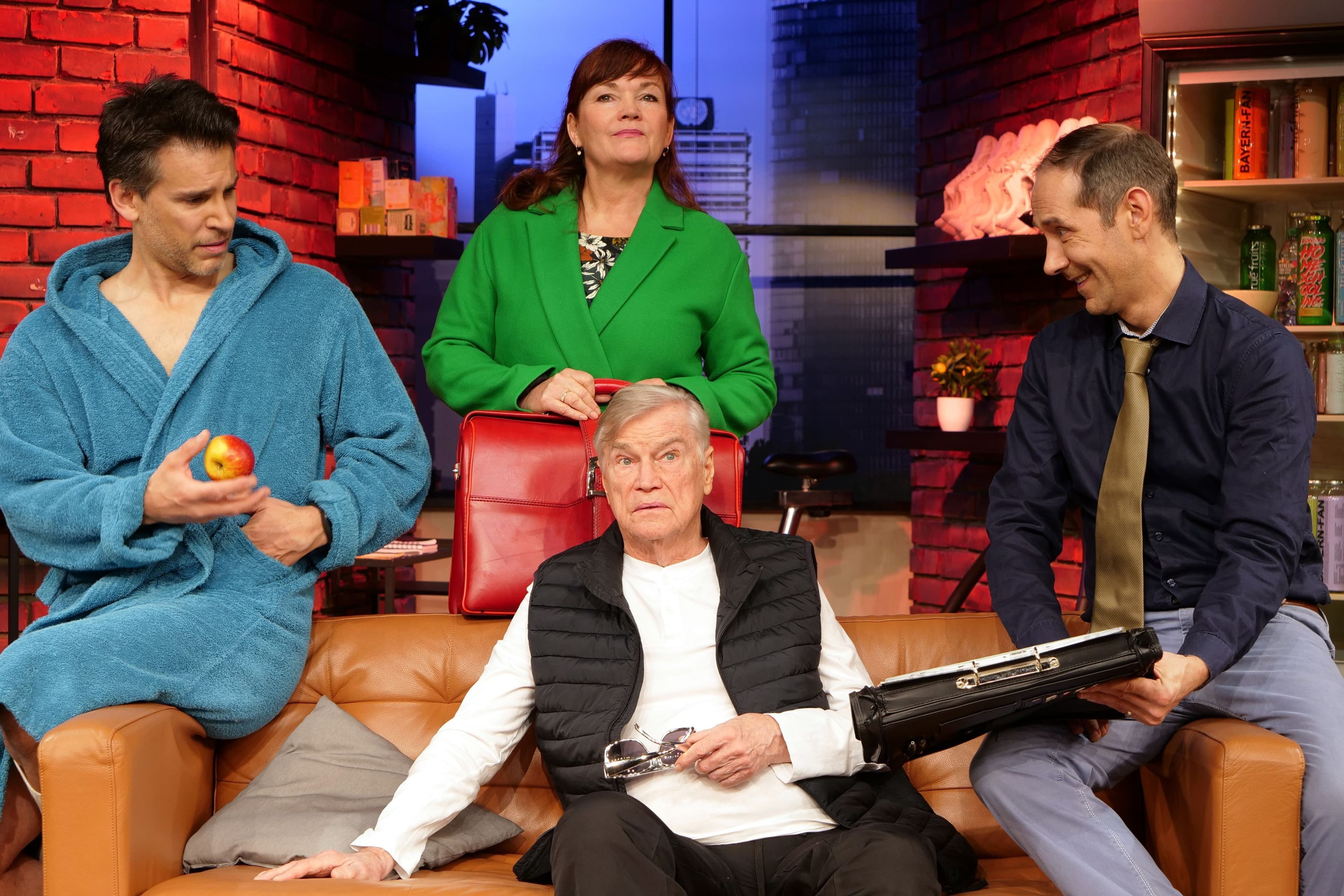 Am 03.12.2025 gastiert das Stück „Weiße Turnschuhe“ mit Jochen Busse in der Stadthalle Erkrath., Bürgermeister Christoph Schultz und Walter Leneis unterzeichnen den Vertrag für den Innenausbau des Gymnasiums am Neandertal.