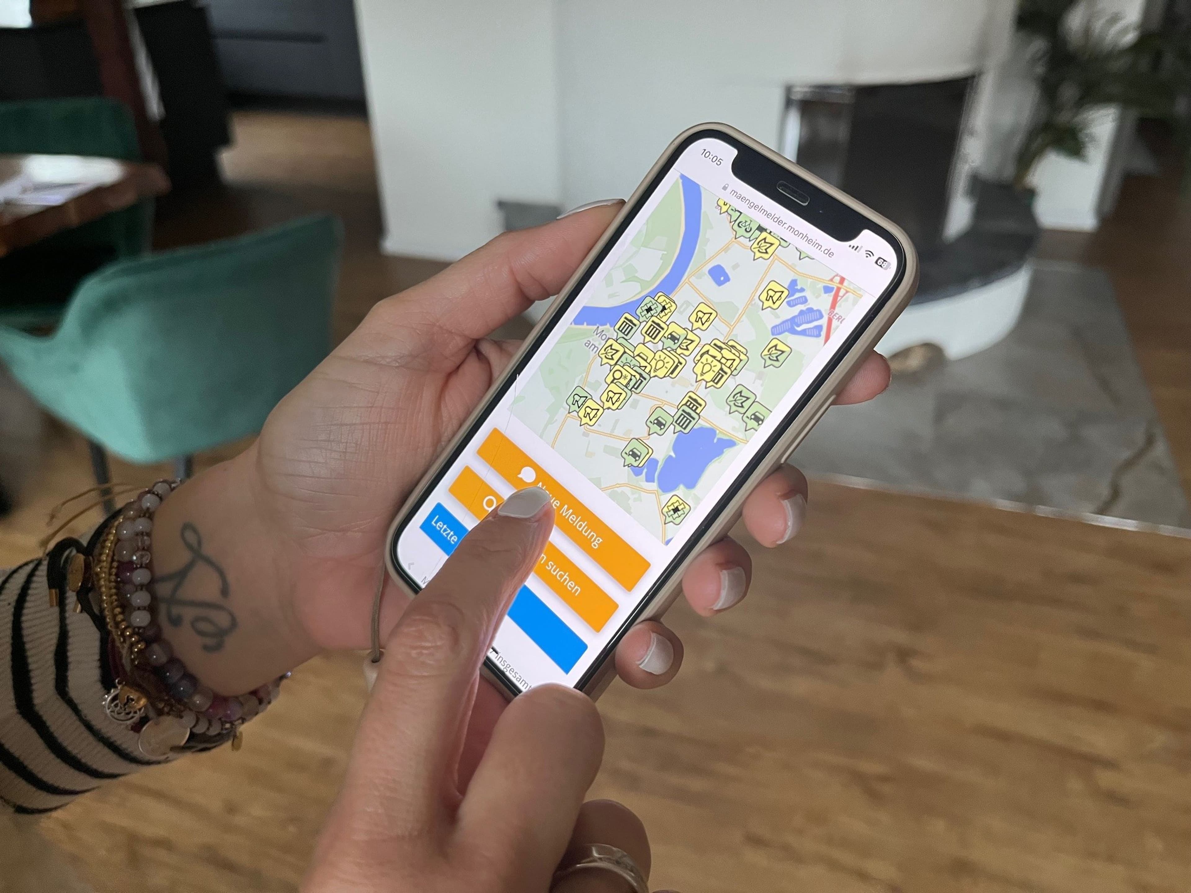 Symbolbild: Mangel über den Mängelmelder per Smartphone, Tablet oder PC an die Stadt melden. Symbolbild: Mangel über den Mängelmelder per Smartphone, Tablet oder PC an die Stadt melden.