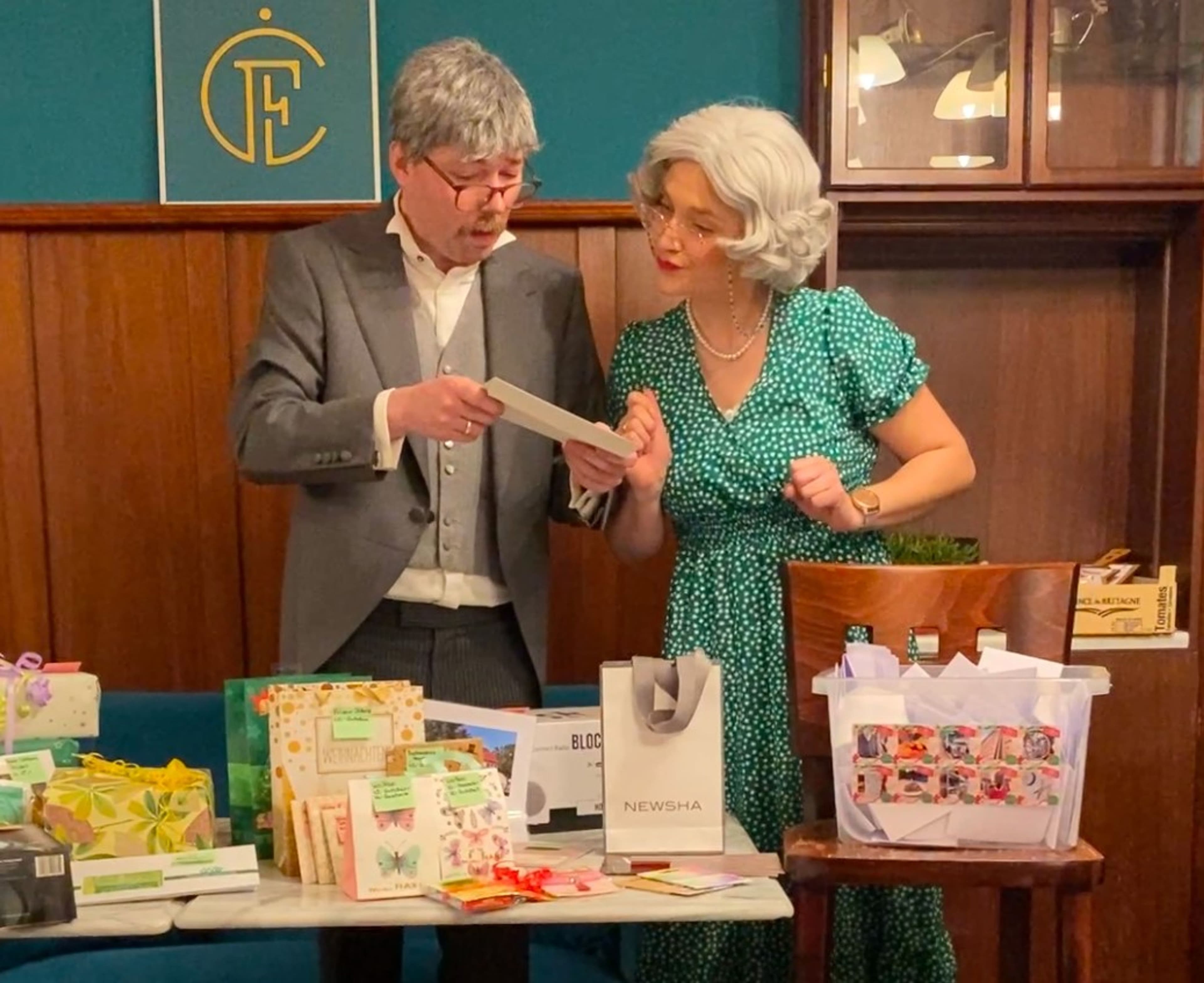 Die beiden Kunstfiguren "Herr und Frau Pröpke" ziehen im Café Fortuna die Gewinnerinnen und Gewinner des Finsterwalder Adventskalenders 2024 aus.
