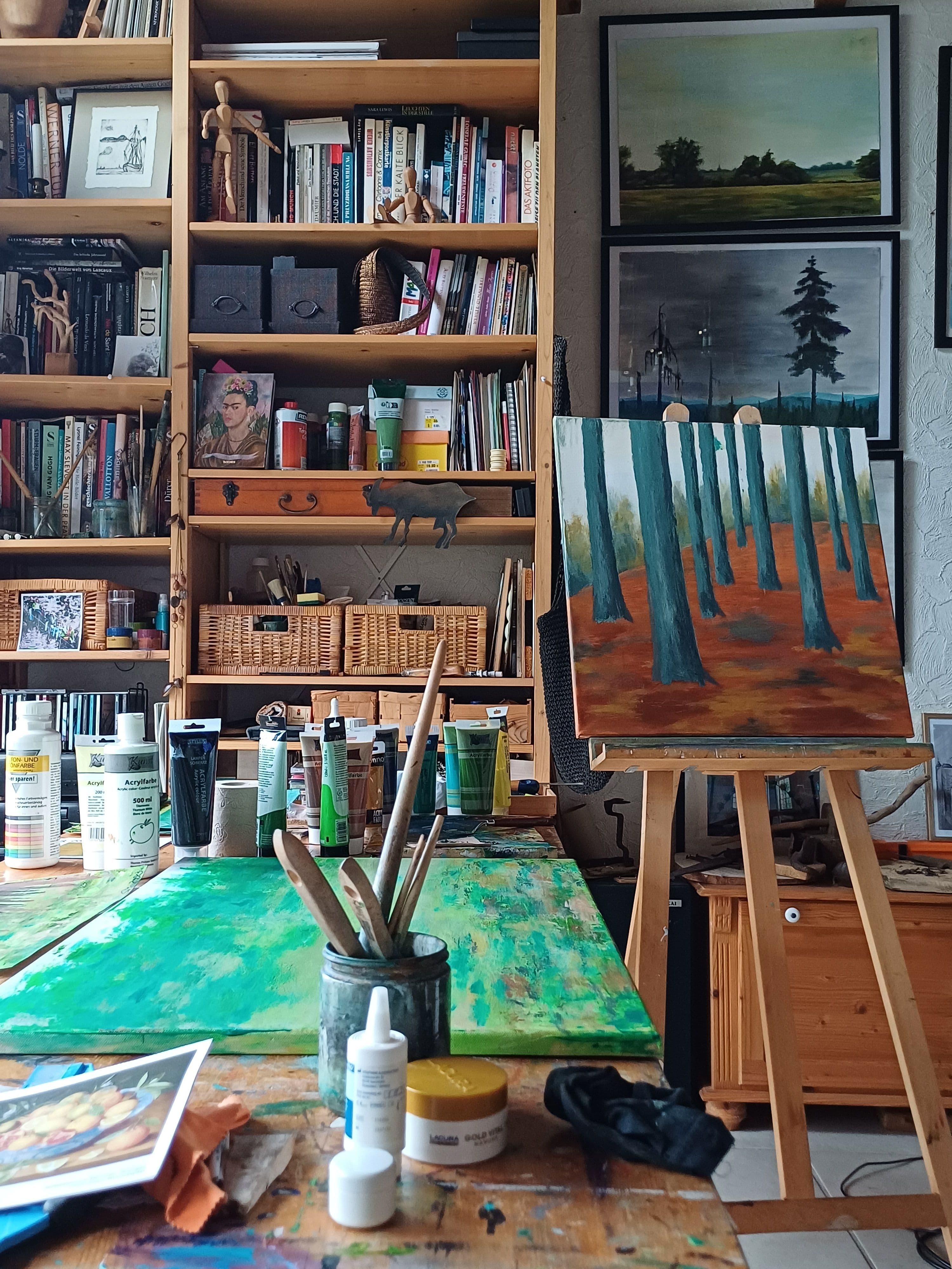 Ein Blick in das Atelier von Sigrid Müller-Stahl während der Ausstellung im Haigerer Rathaus.