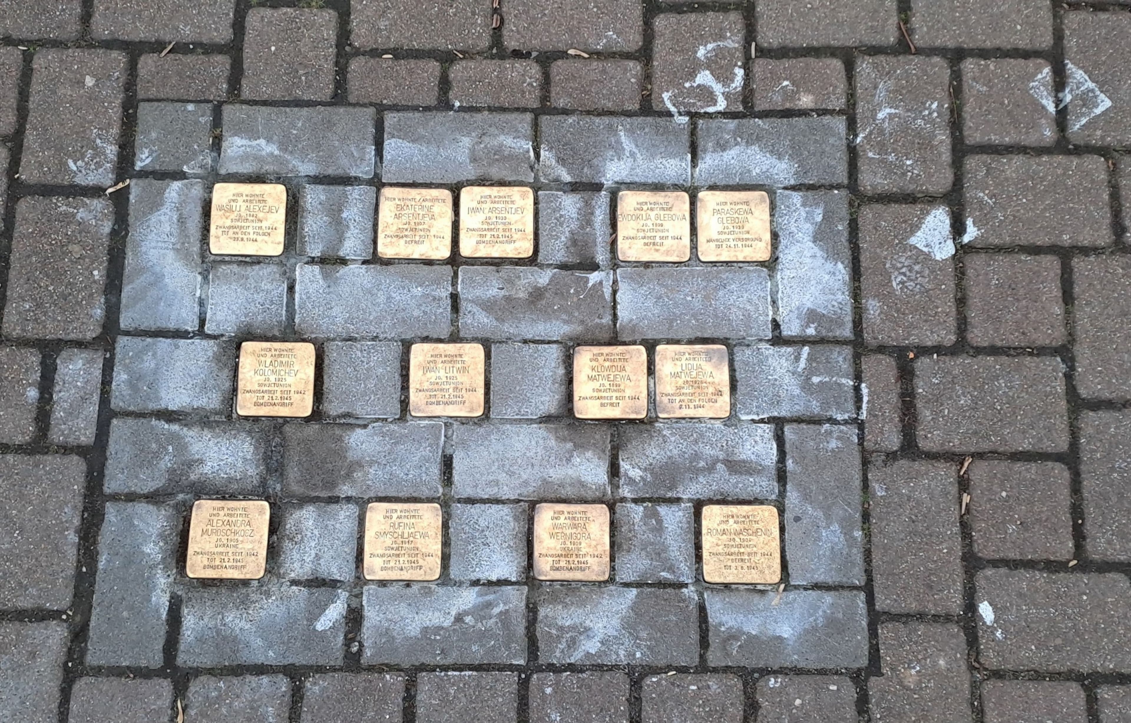 Verunreinigte Stolpersteine an der Frohnstraße 44 weisen Schäden durch unsachgemäße Reinigung auf, was die Stadtverwaltung dazu verleitet, deutlich auf die richtige Handhabung der Reinigung hinzuweisen.