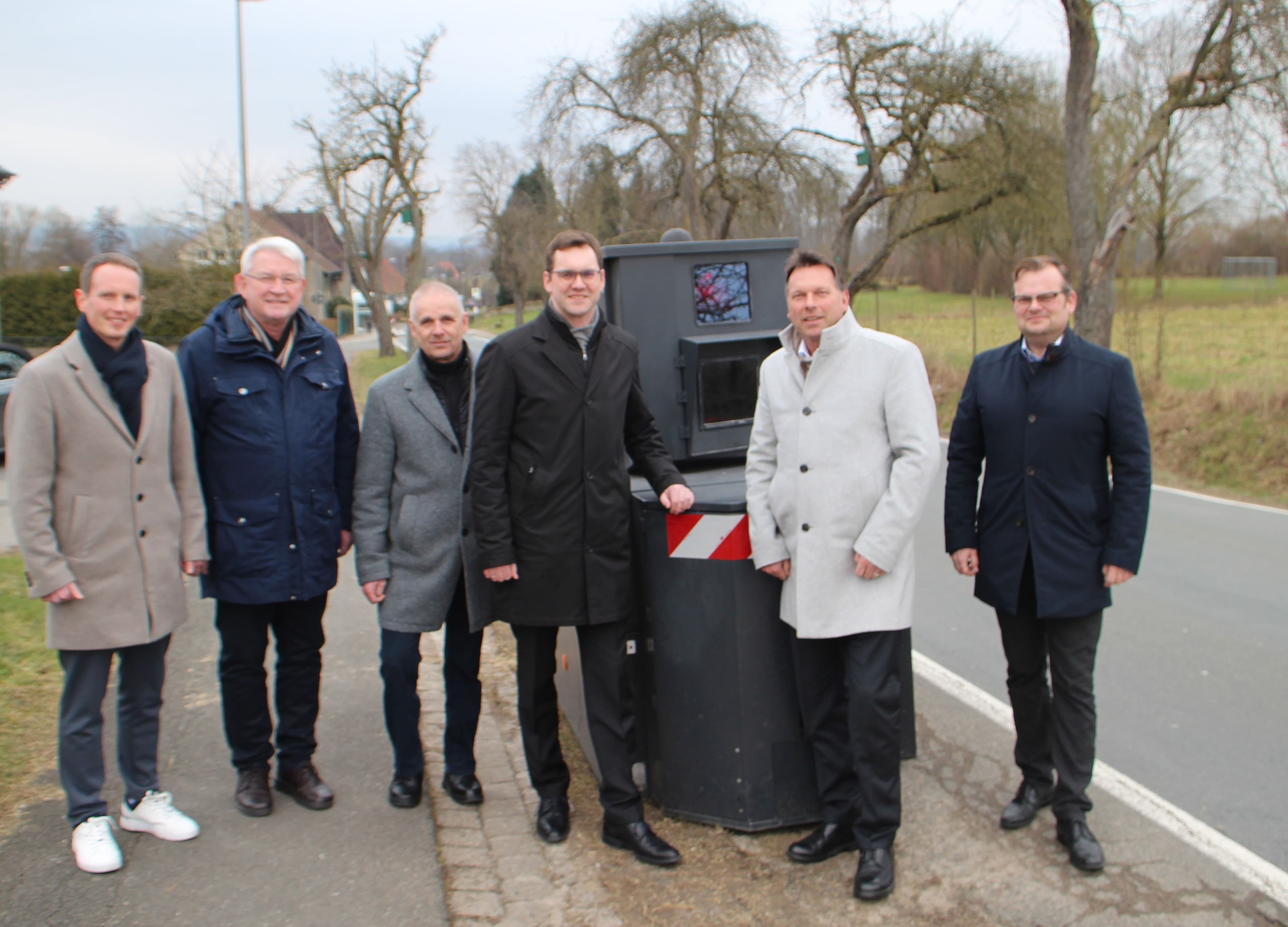 Die Bürgermeister der lippischen Kommunen setzen sich für mehr Verkehrssicherheit ein, indem sie interkommunale Zusammenarbeit anstreben und Geschwindigkeitskontrollen vor Schulen und Kindergärten planen.