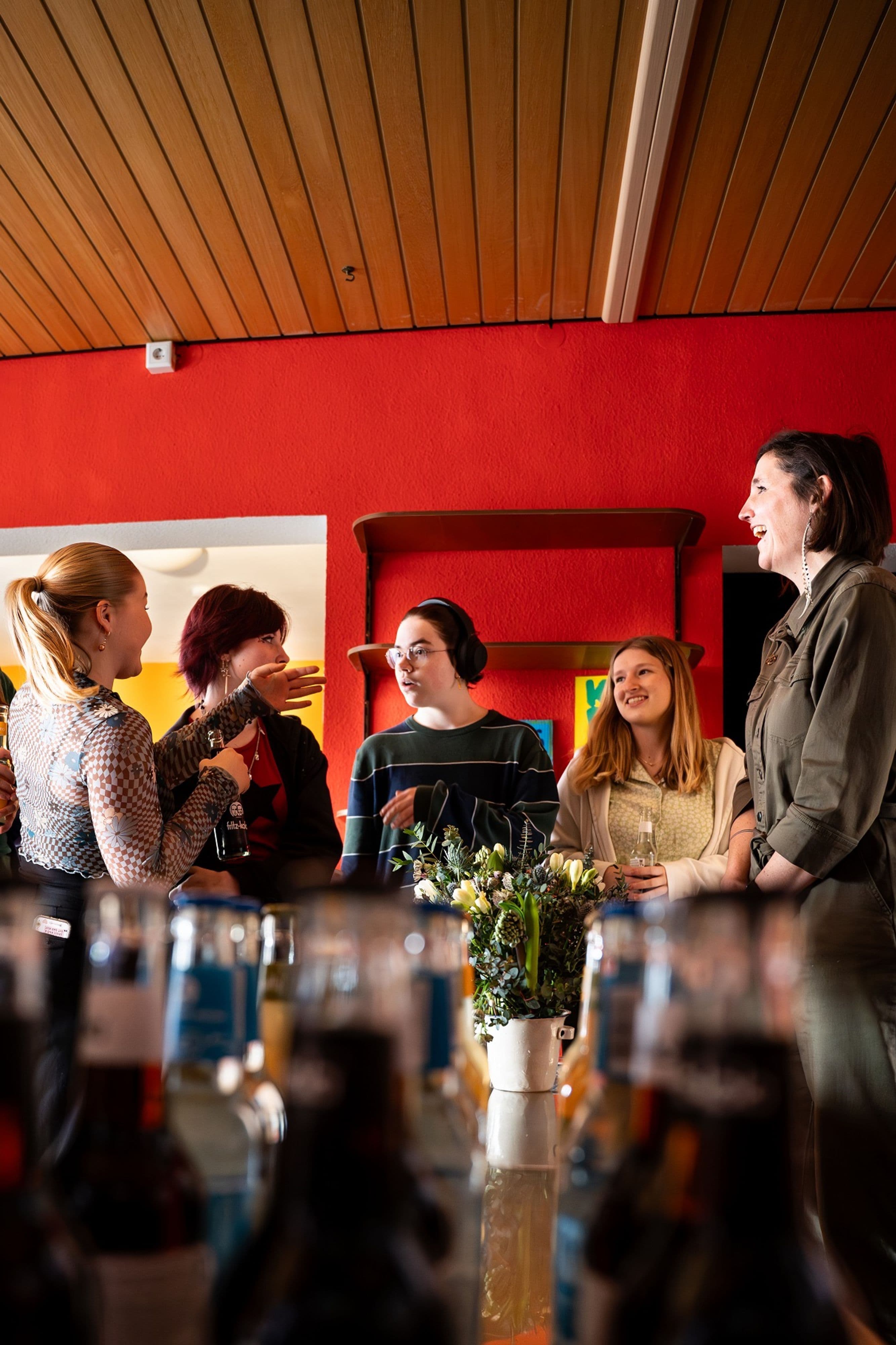 Das partizipative Ausstellungsprojekt âZusammen lauter!â ermöglichte Jugendlichen des Otto-Hahn-Gymnasiums, ihre Stimmen zu Themen wie Feminismus, Rassismus und Religionsfreiheit durch groĂformatige Fotoportrait-Plakate auszudrĂŒcken und zu prĂ€sentieren.