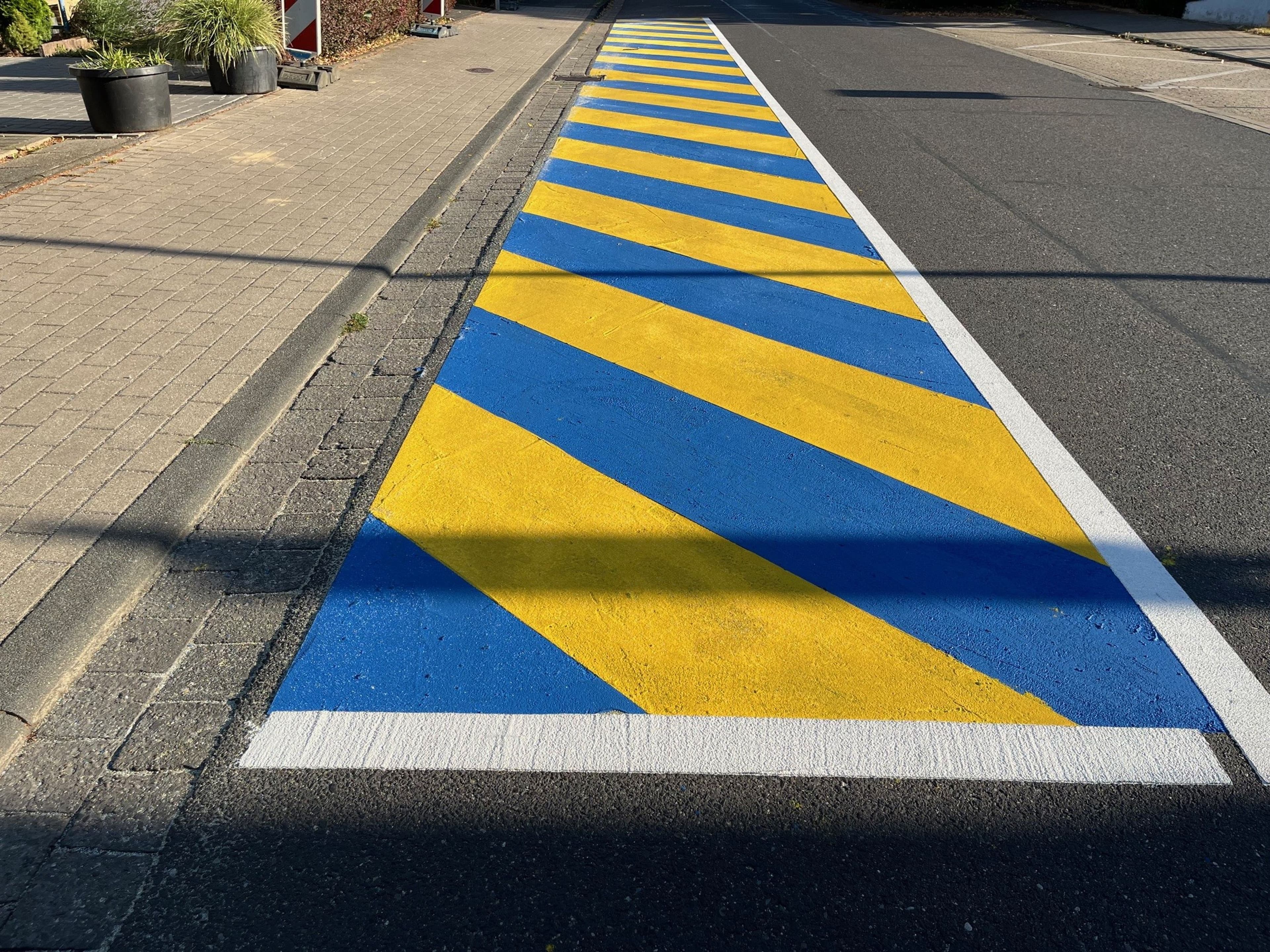 Knallig blau-gelb markierte Elternhaltestellen sorgen für sichere Wege an der Grundschule Lerchenweg.