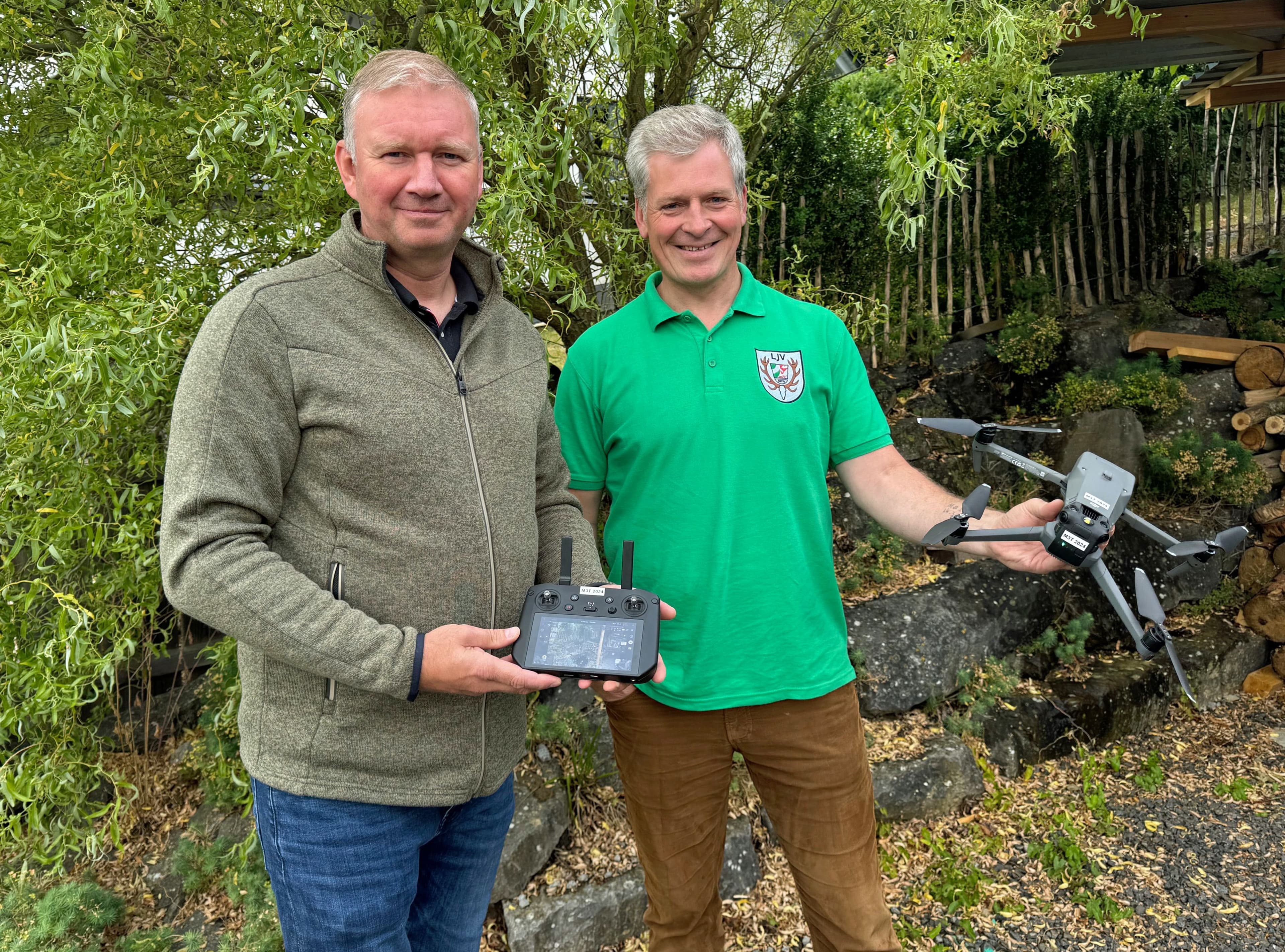 Drohnenbeauftragter Matthias Meyer und Vorsitzender am 4K-Bildschirm im Einsatz für den Tierschutz.