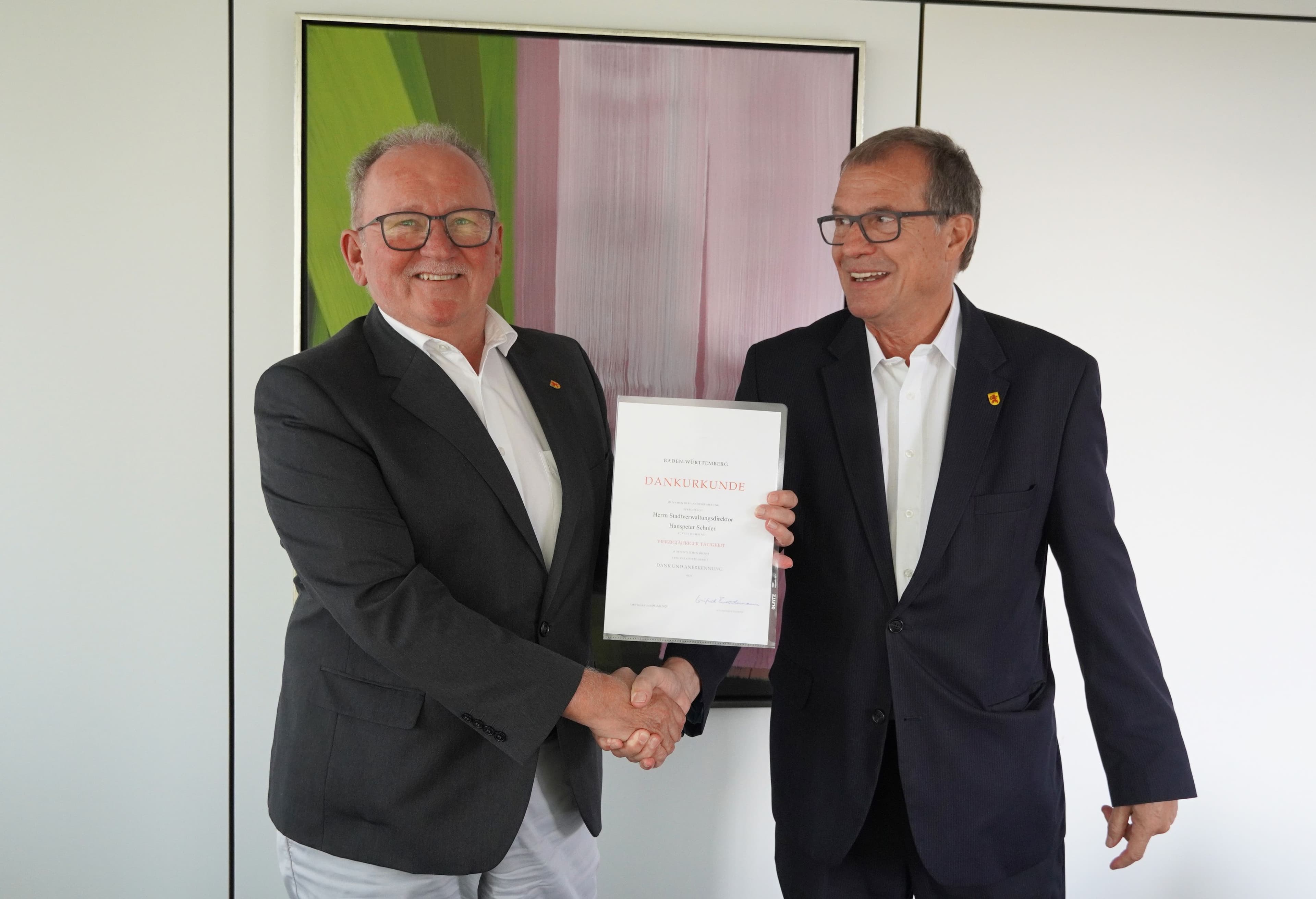 Oberbürgermeister Klaus Eberhardt gratuliert Hanspeter Schuler zum 40-jährigen Dienstjubiläum.