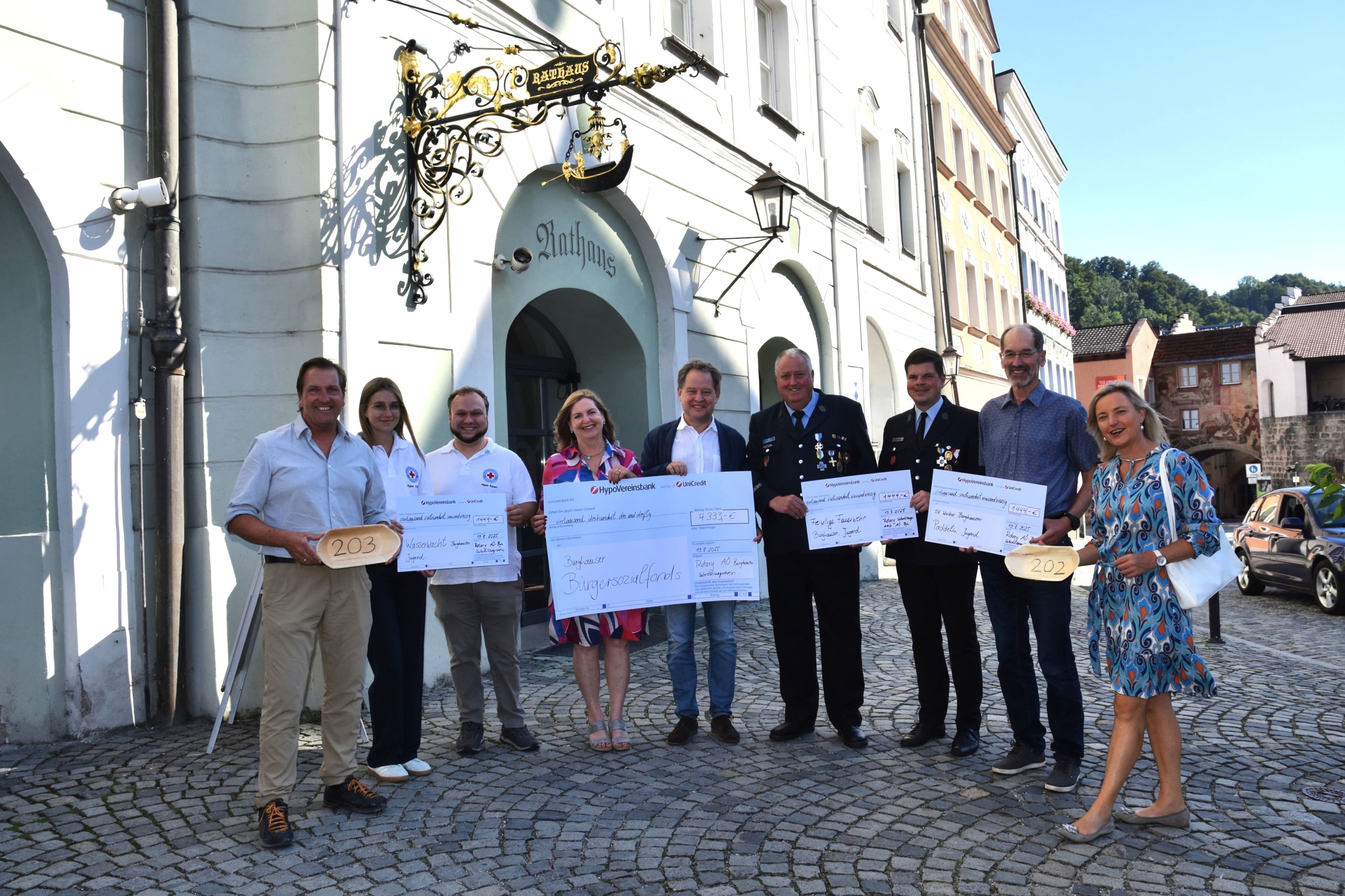 Spendenübergabe nach dem Benefiz-Schifferlrennen mit Vertretern aller begünstigten Organisationen im Rathaus.