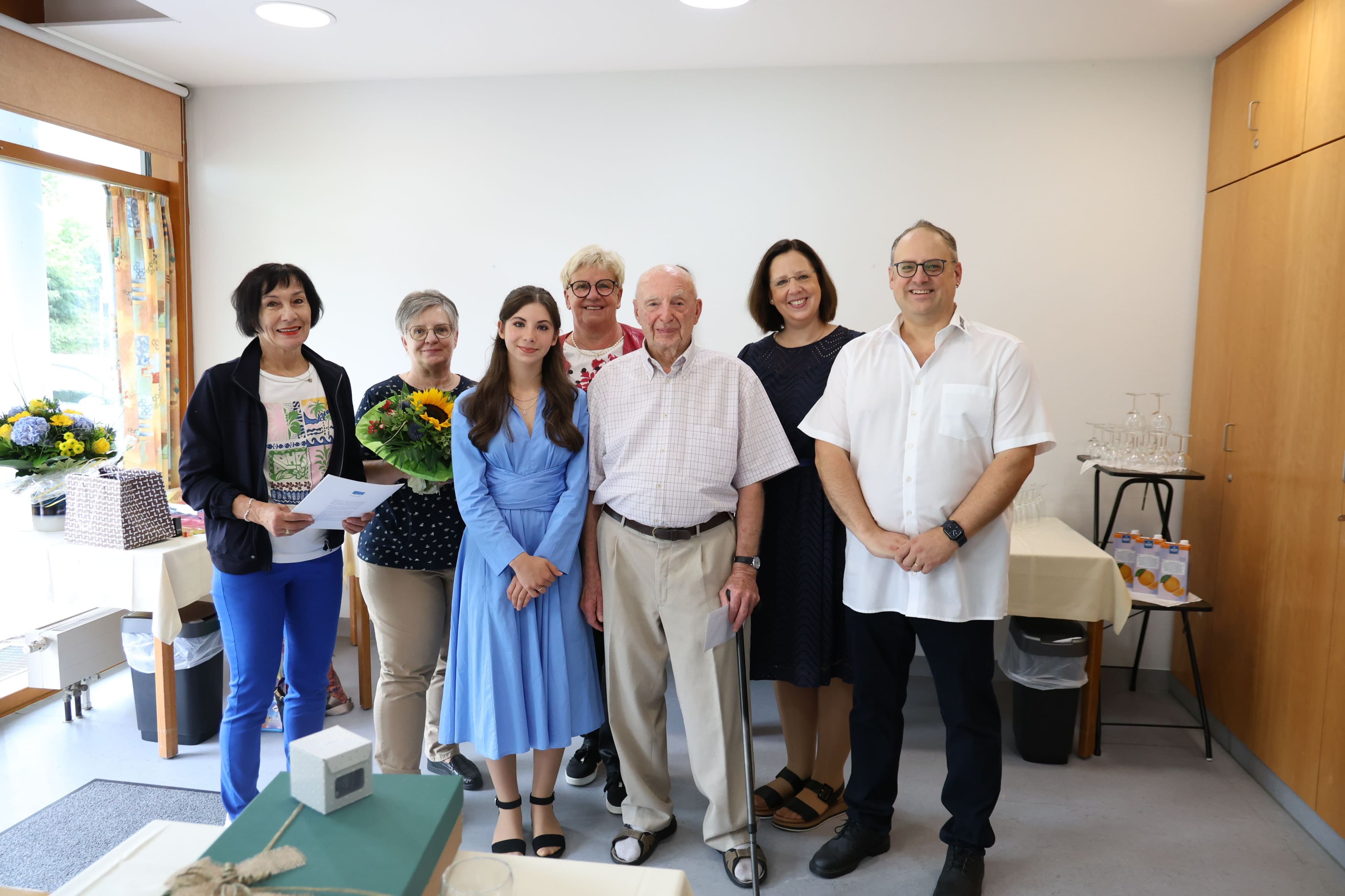 Walter Ehrhardt feiert seinen 100. Geburtstag mit Familie und Vertretern der Gemeinde im Seniorenheim St. Barbara.