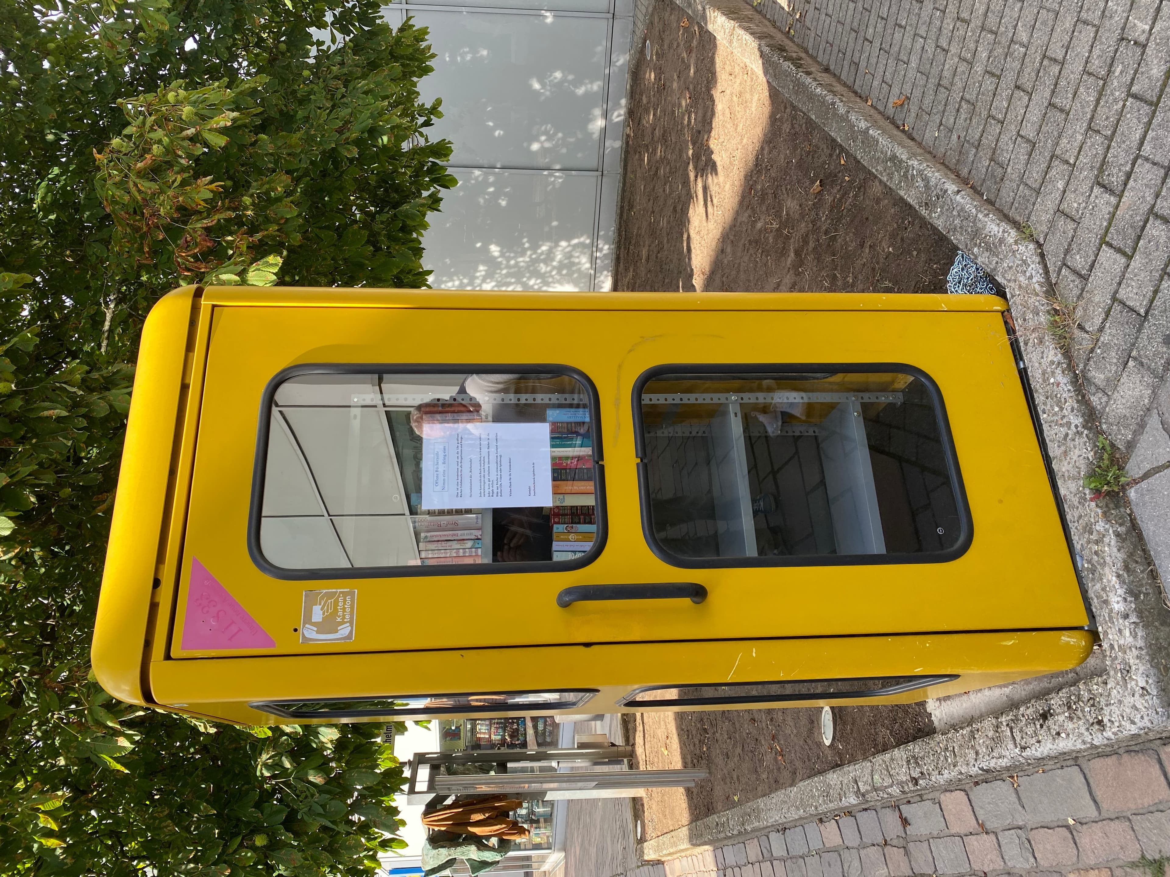 Ortsvorsteherin Irene Kaiser und weitere Gäste bei der Eröffnung der neuen Bücherzelle am Wilhelm-Chandon-Platz.