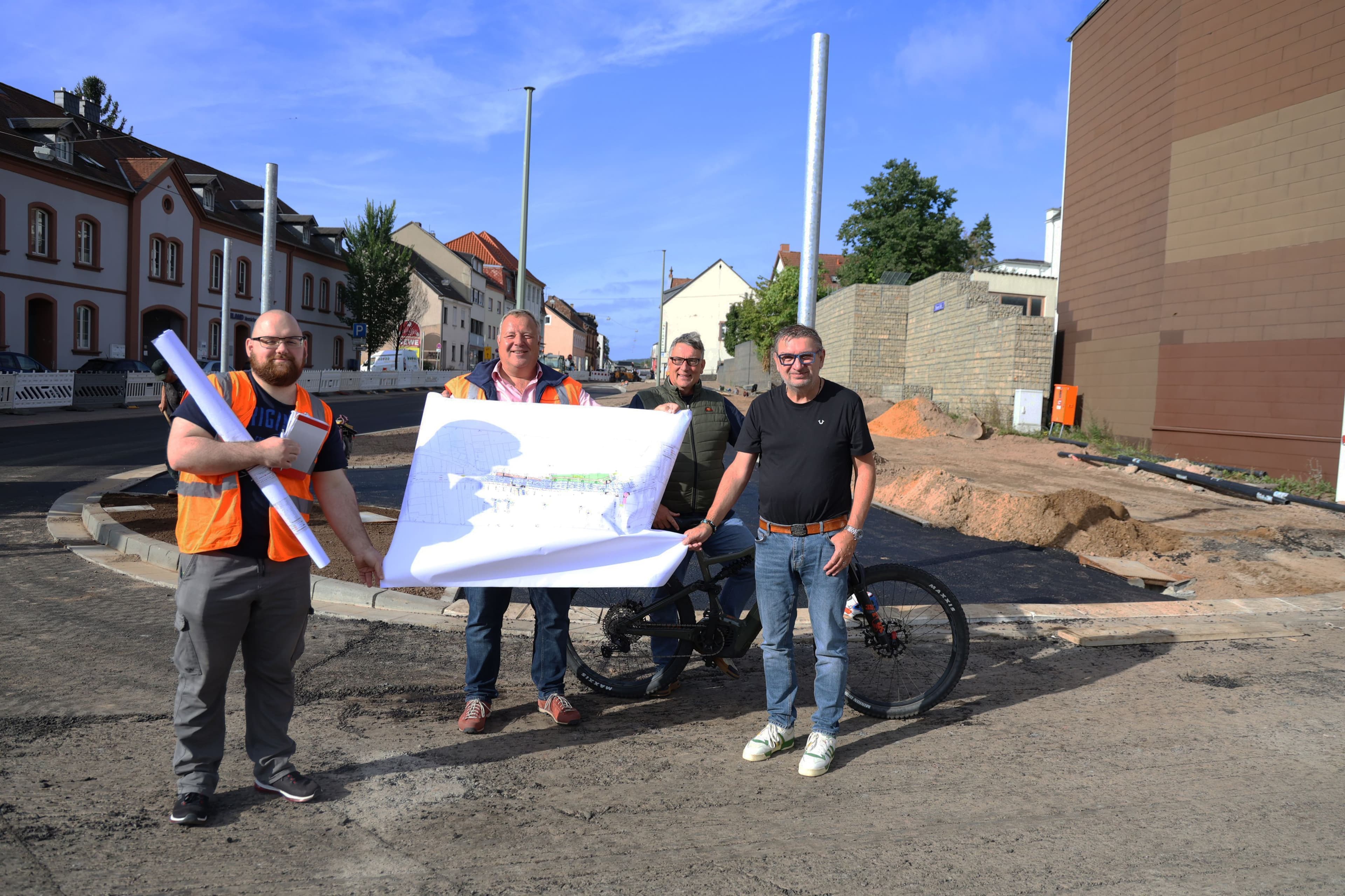 Der neue Fuß- und Radweg Richtung Ludwigschule ist bereits asphaltiert., Robin Bauer, Thomas Diederichs, Markus Schmitt und Christoph Anstadt präsentieren Pläne für den 2. Bauabschnitt.