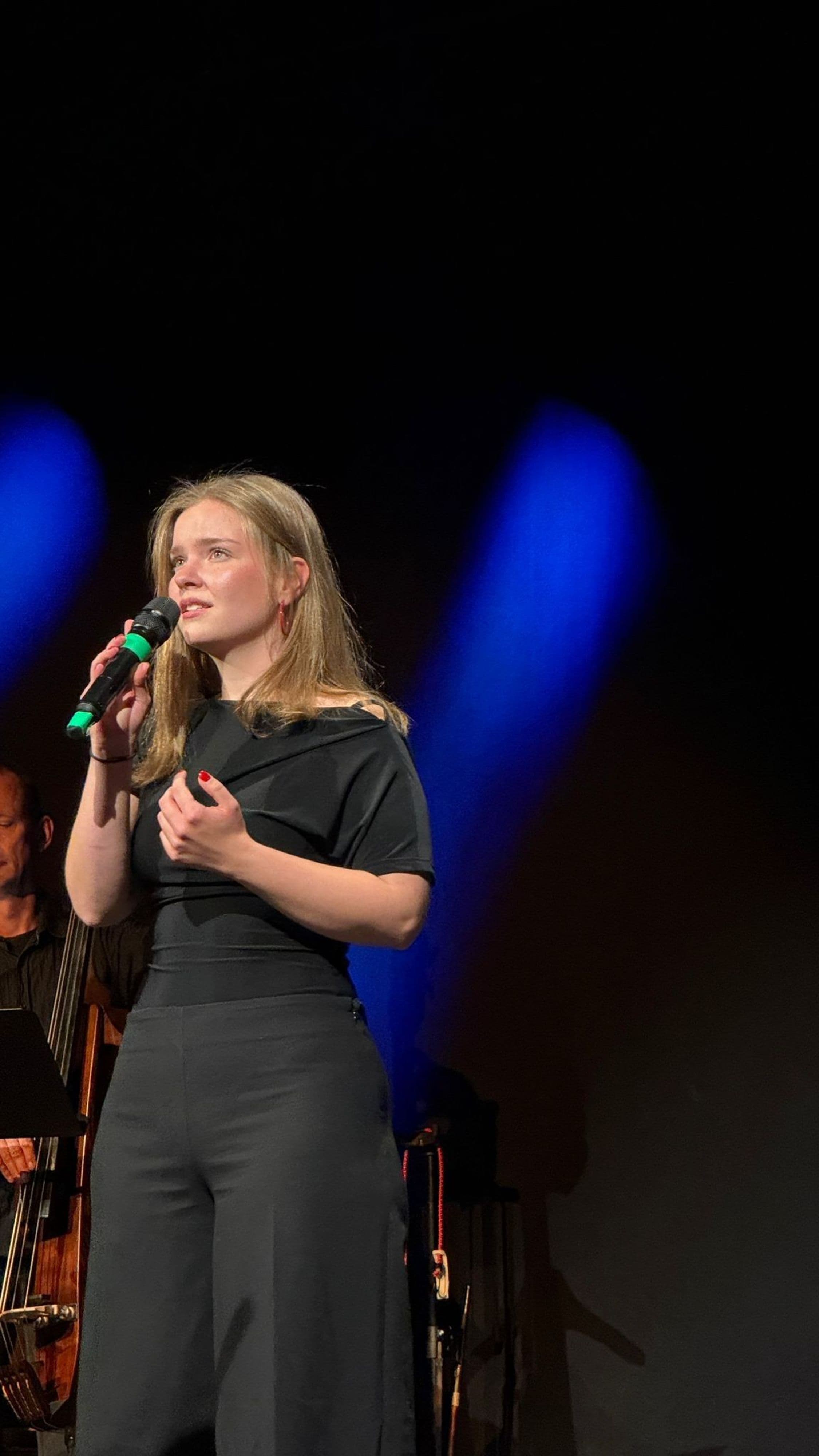 Sängerin Mia Tilkow zeigte ihr Können bei 'Voices On Stage' auf der Bühne des Sojus 7.