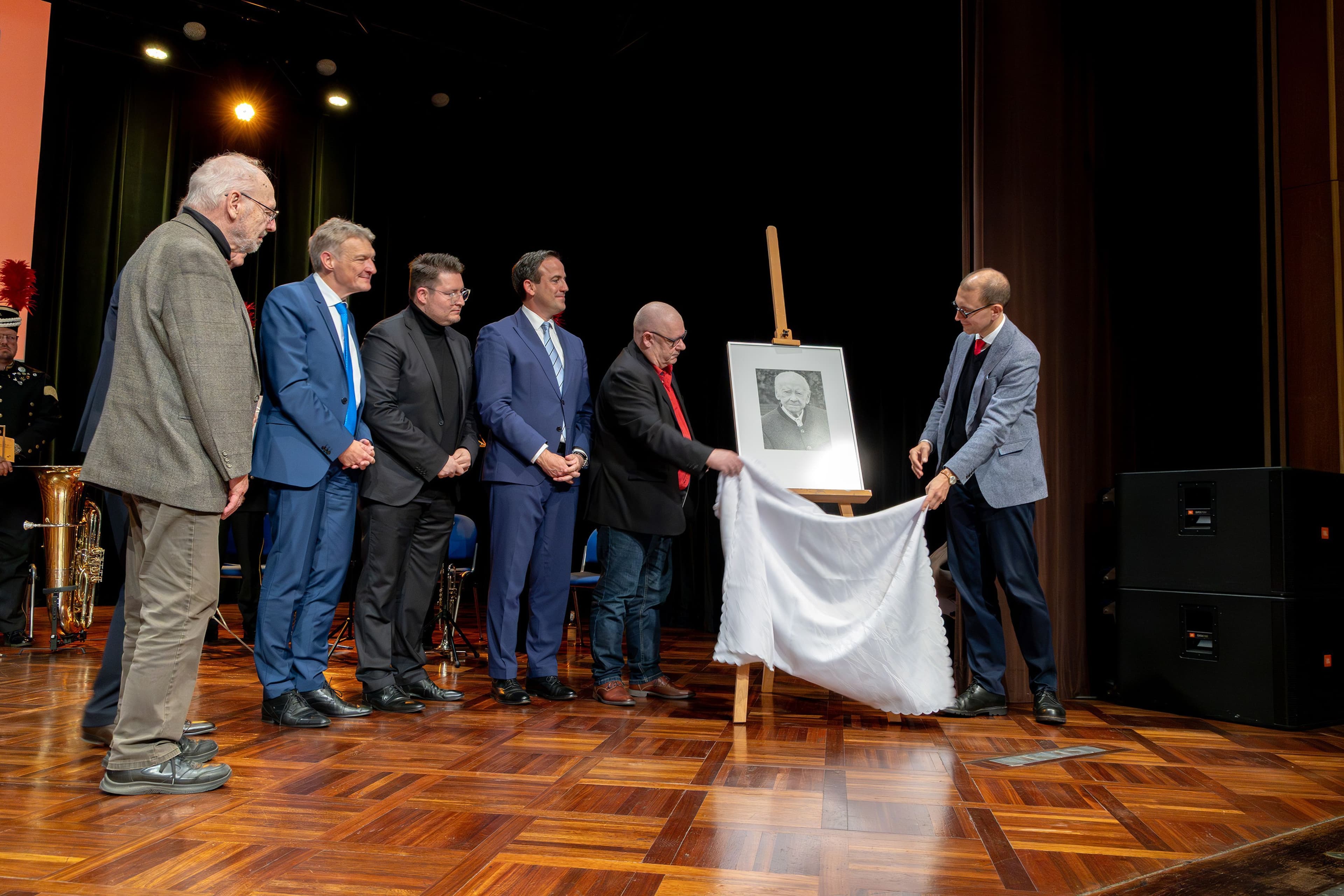 OB Ulli Meyer und Andreas Herold enthüllen ein Foto von Albrecht Herold im Rathaus.