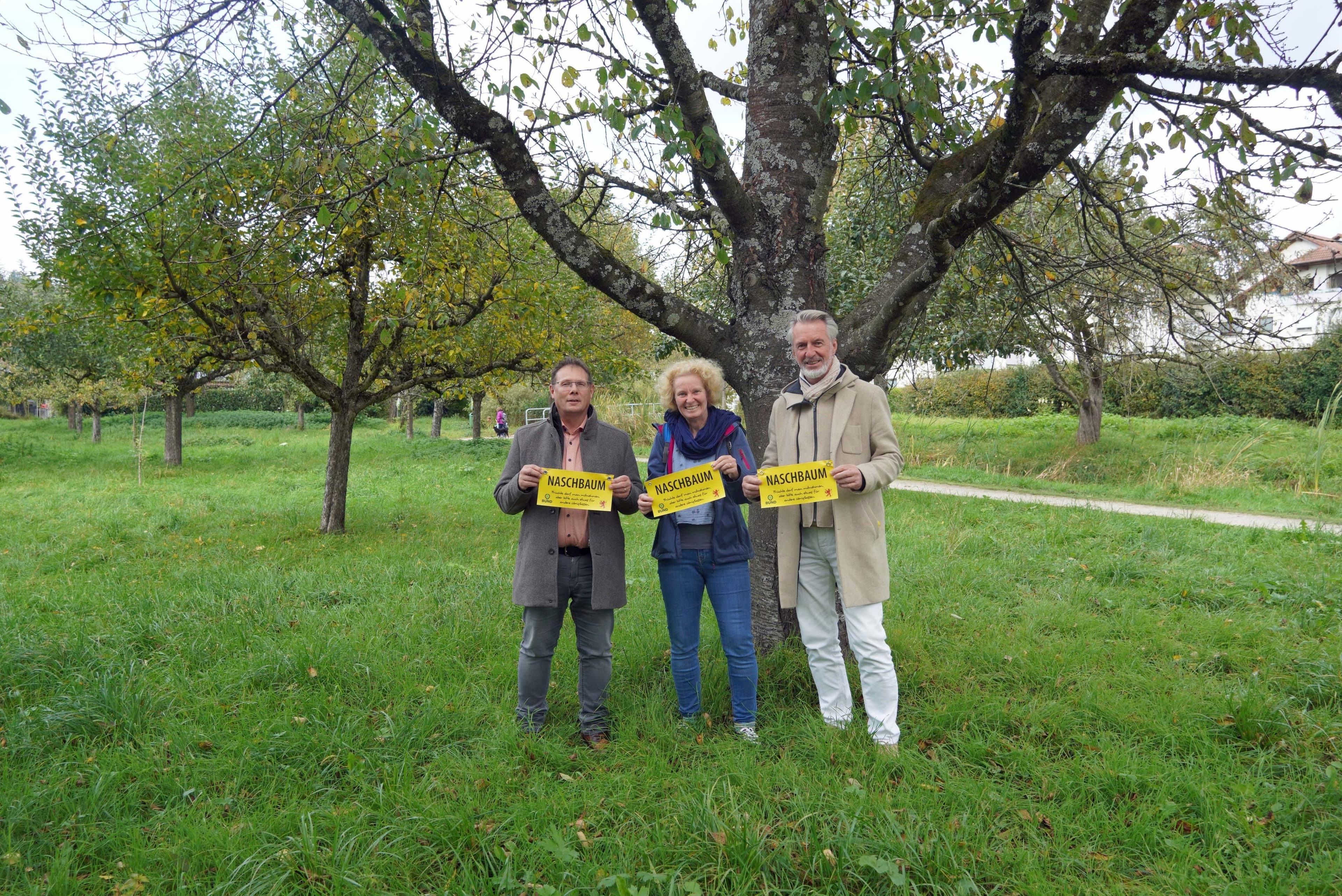 Abteilungsleiter Patrick Pauli sowie Steffi Metz und Thomas Lindenthal vom BUND starten das Projekt Naschbaum.