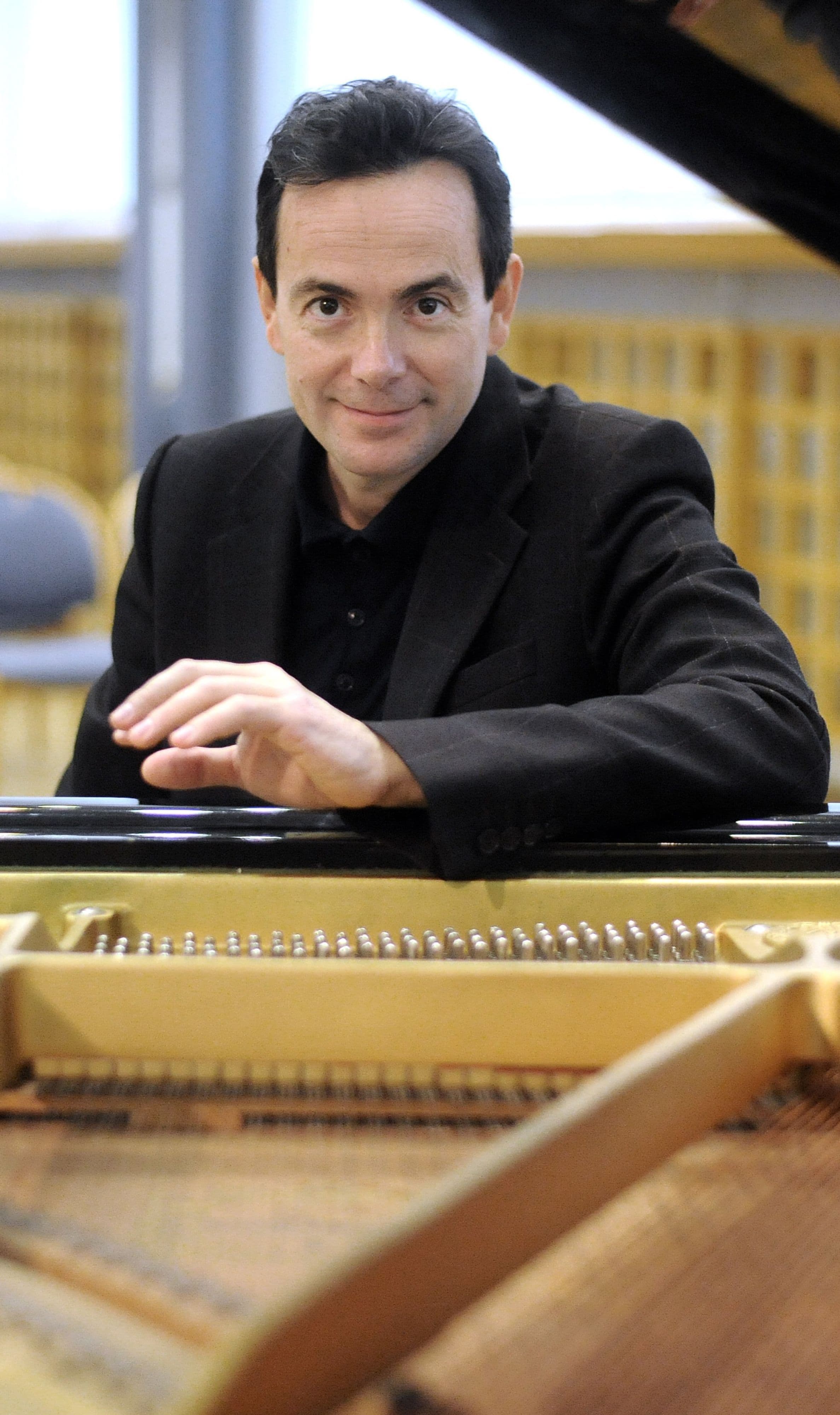 Der Erkrather Musiker Pietro Pittari begleitet den Stummfilm âNosferatuâ am Klavier.