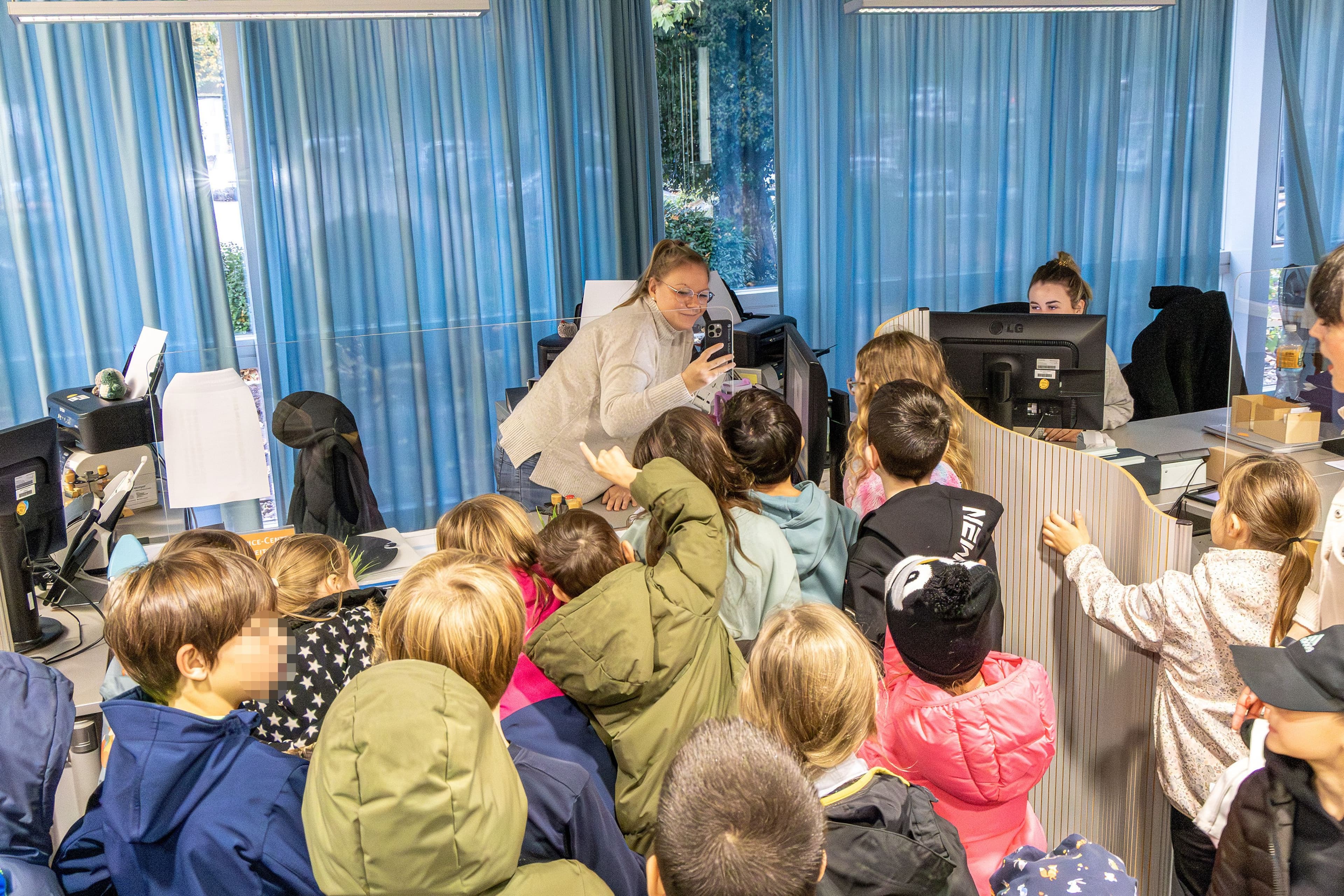 Maria Müller-Lang und Heike Klehr begrüßen Ferienkinder der FGTS Südschule im Foyer des Rathauses.