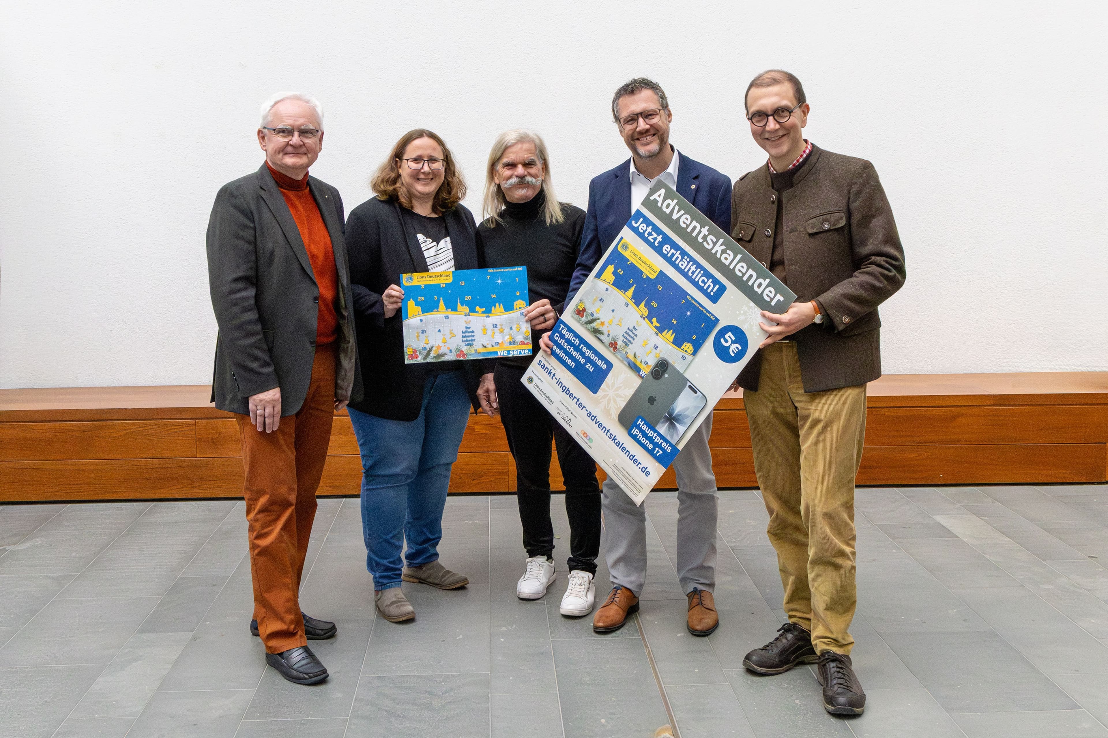 Harald Ansorge, Andrea Kihm, Nico Ganster, Christian Ullrich und Dr. Ulli Meyer prÀsentieren den neuen Helfenden Adventskalender.