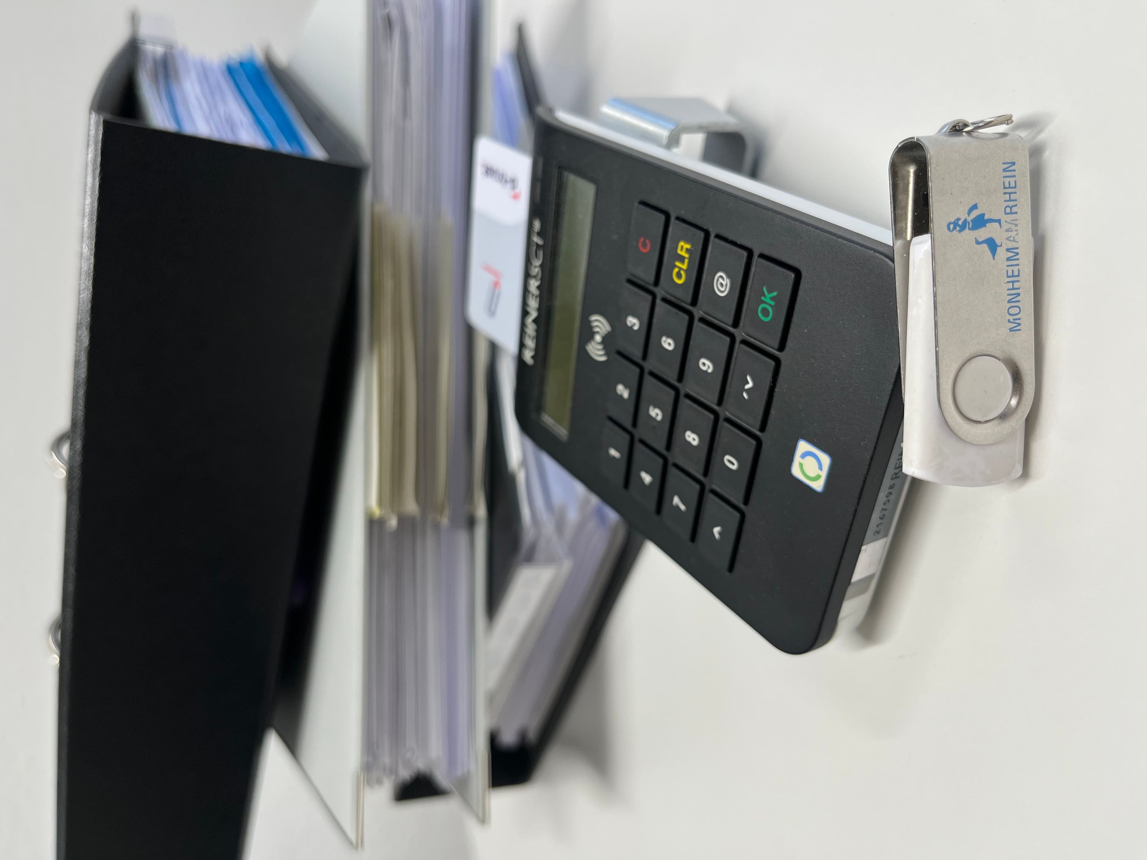 Dicke Aktenordner gehören in der Bauverwaltung demnächst der Vergangenheit an, die Zukunft ist digital.