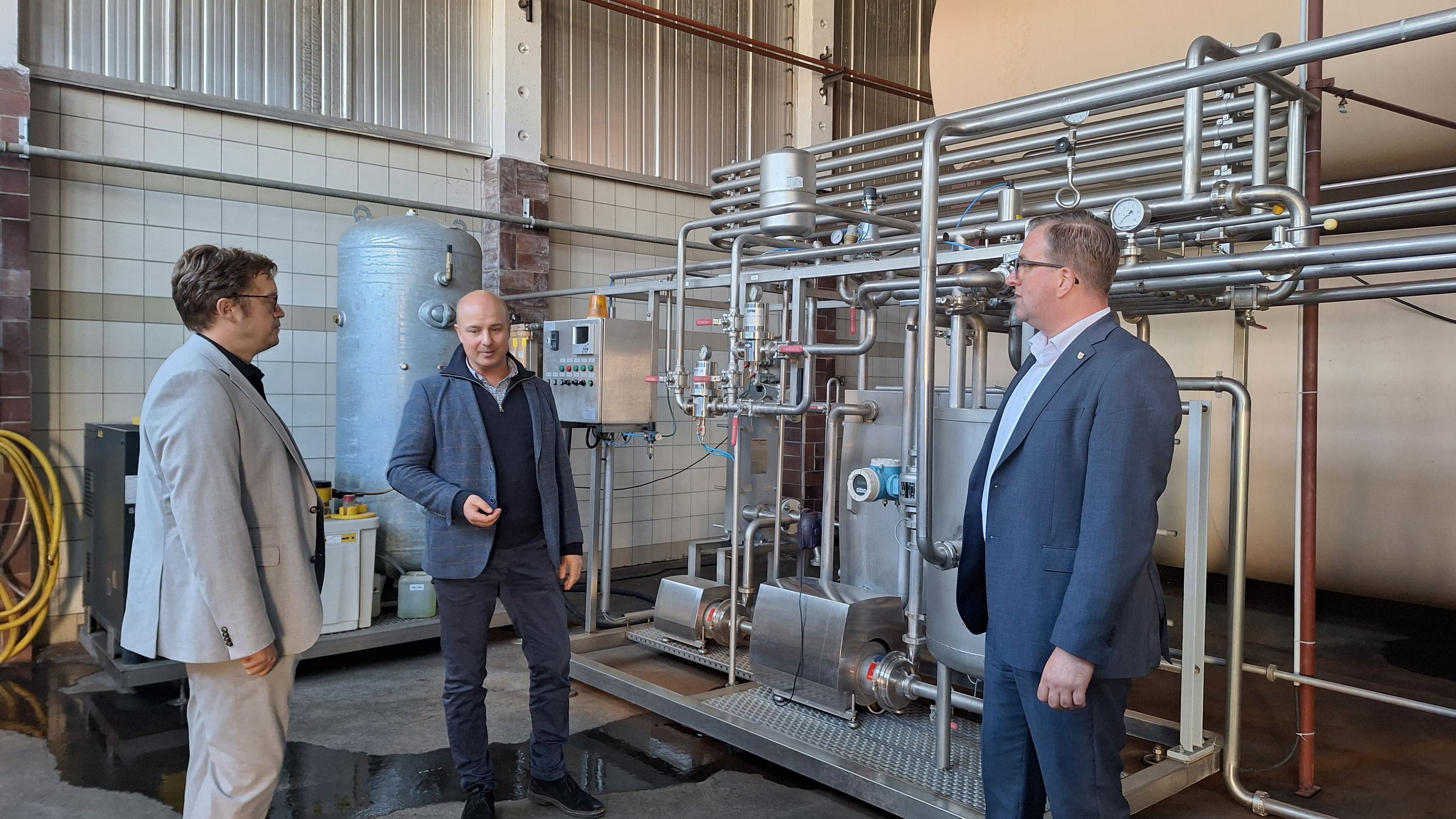 Der BĂĽrgermeister und der Beigeordnete besuchen die Kelterei Hosena im Rekordjahr mit 1100 Tonnen verarbeitetem Obst.