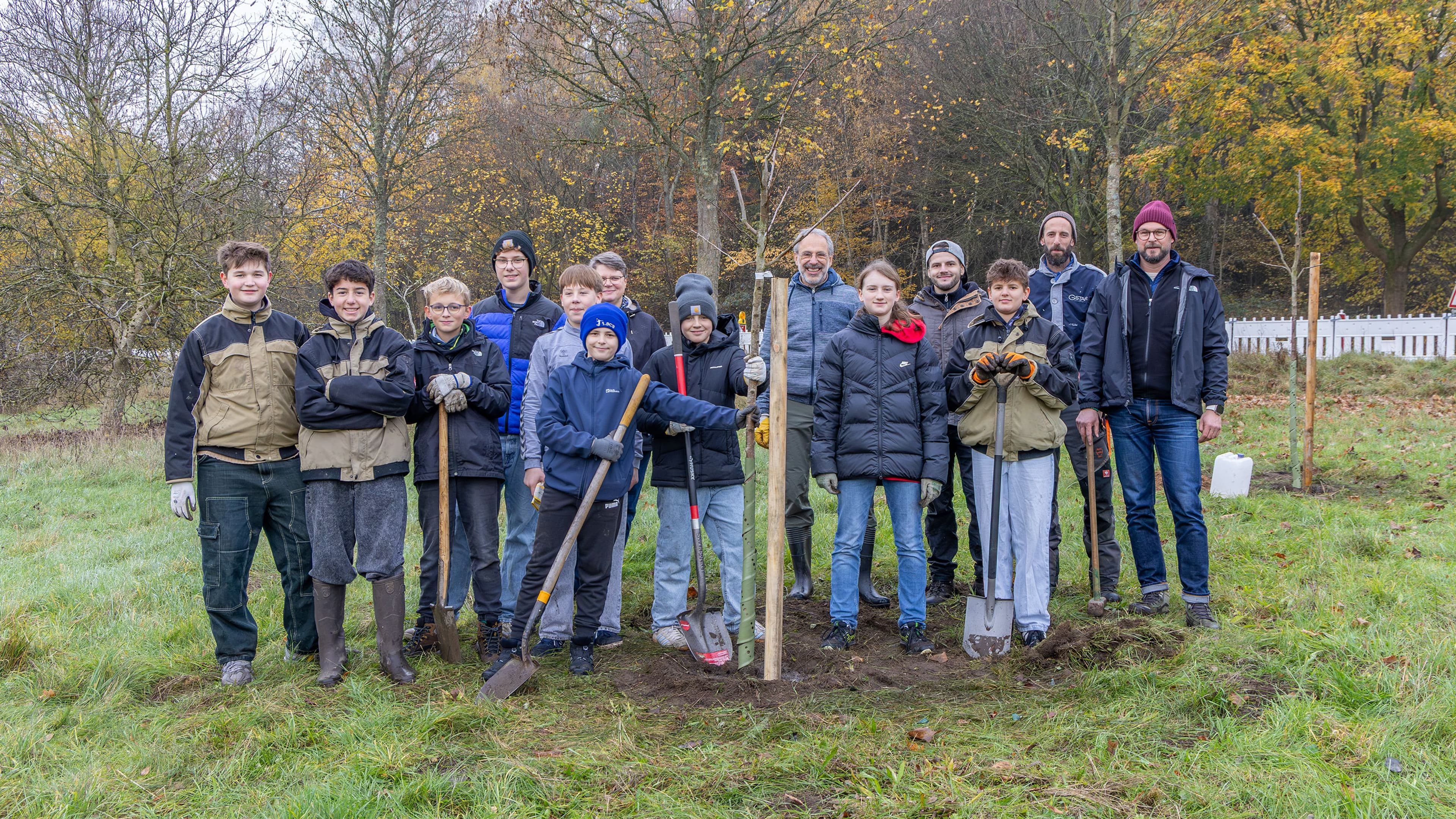 Schüler des Albertus-Magnus-Gymnasiums pflanzen mit Unterstützern vier neue Obstbäume im Rohrbachtal.