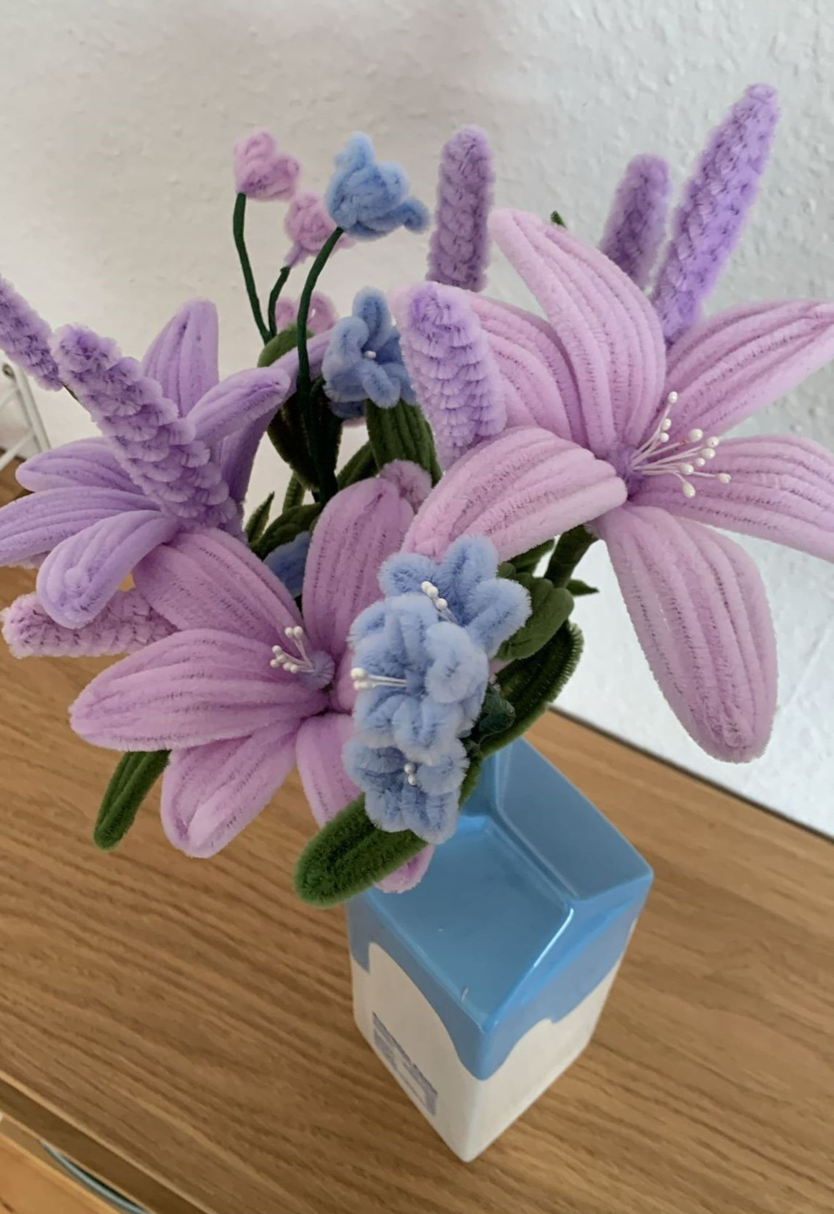 Workshop „Blumen aus Pfeifenreinigern“ für Jugendliche im Jugend- und Kulturzentrum Area 51.