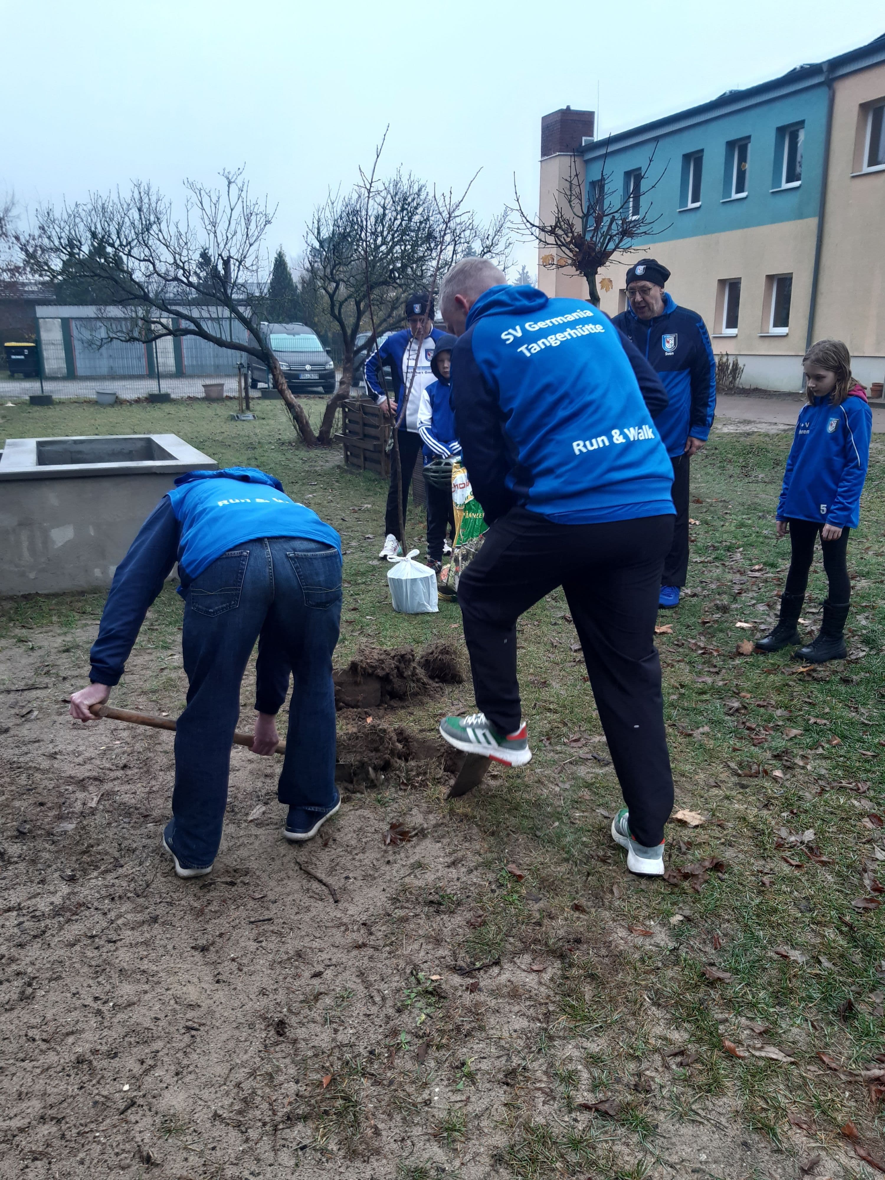 Pflaumenbaum für Kita Anne Frank gepflanzt | Symbolbild