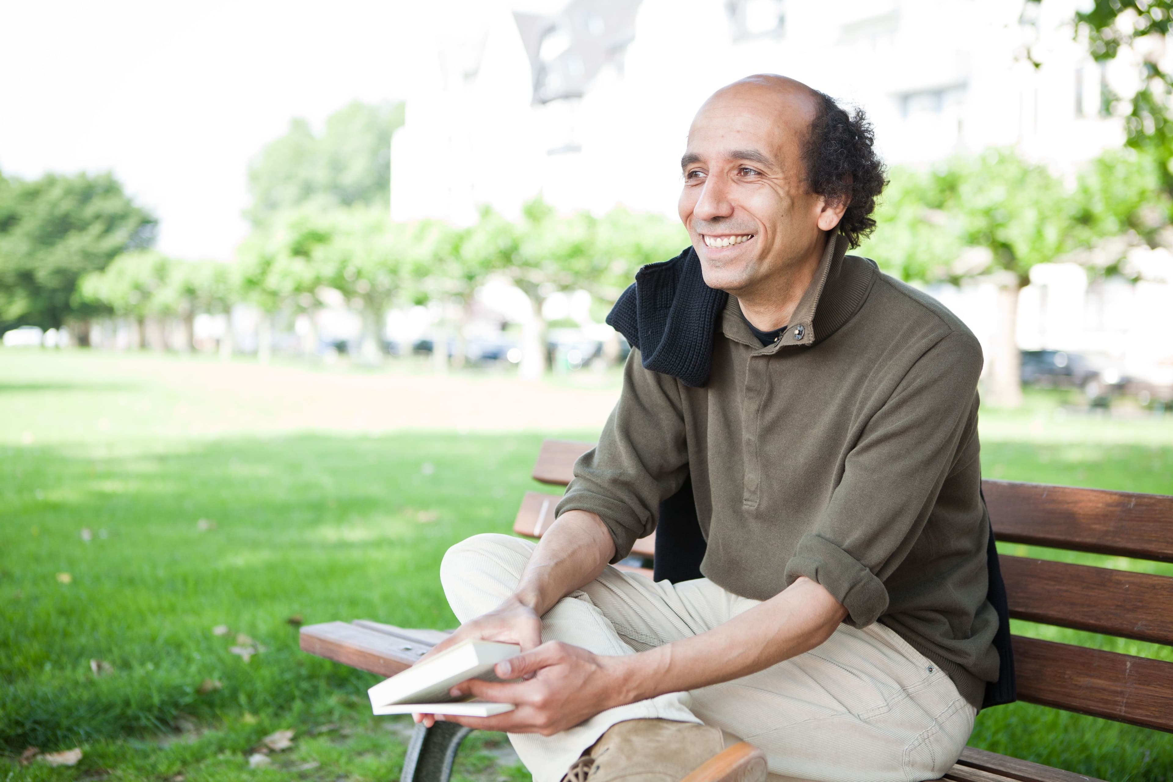 Josef Schoenen liest weihnachtliche Gedichte und Geschichten in der Stadtbibliothek Hilden.