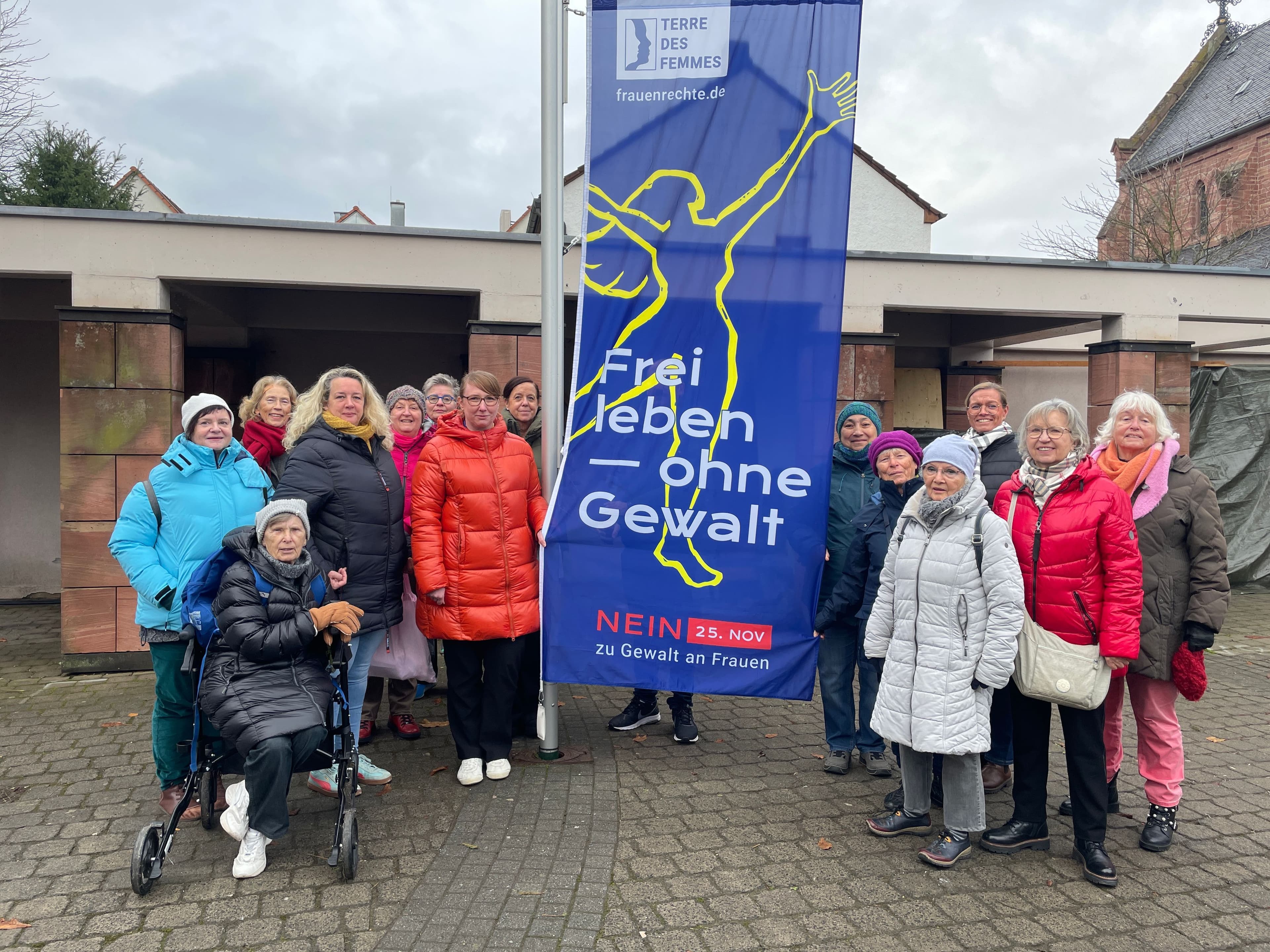 Fahnenhissung vor dem Rathaus Rodgau zum Tag gegen Gewalt an Frauen am 25. November.