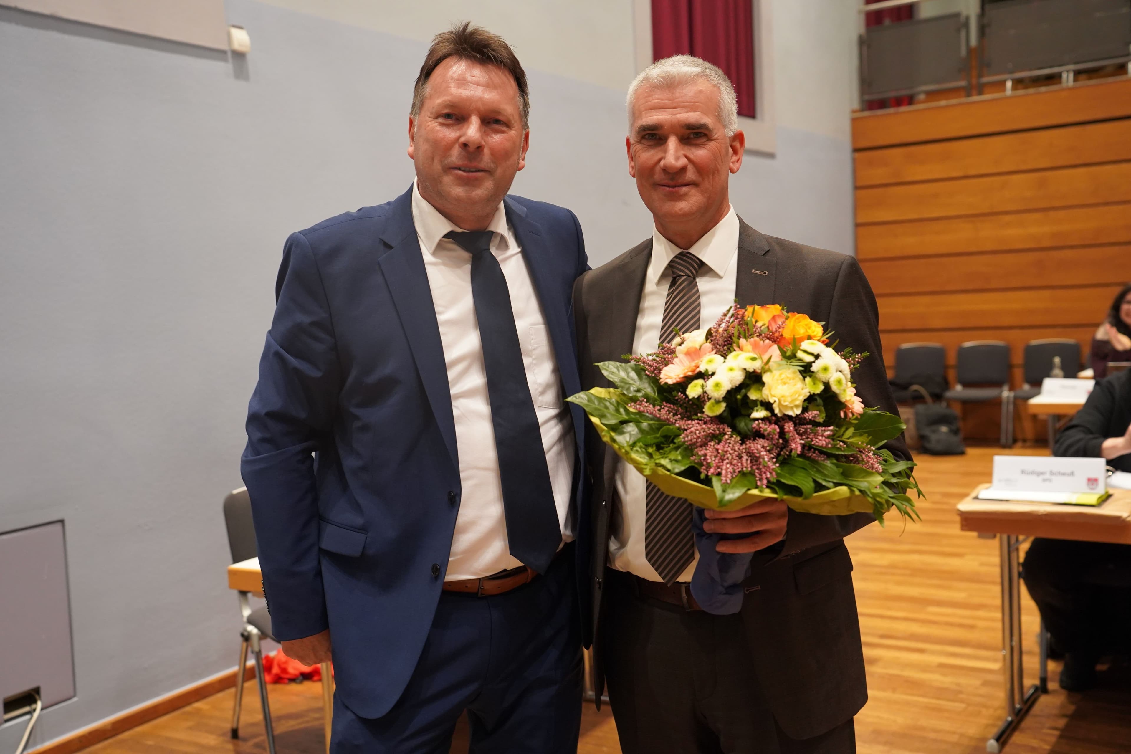 Bürgermeister Frank Hilker gratuliert Thorsten Paulussen zur Wahl als Beigeordneter der Stadt Detmold.
