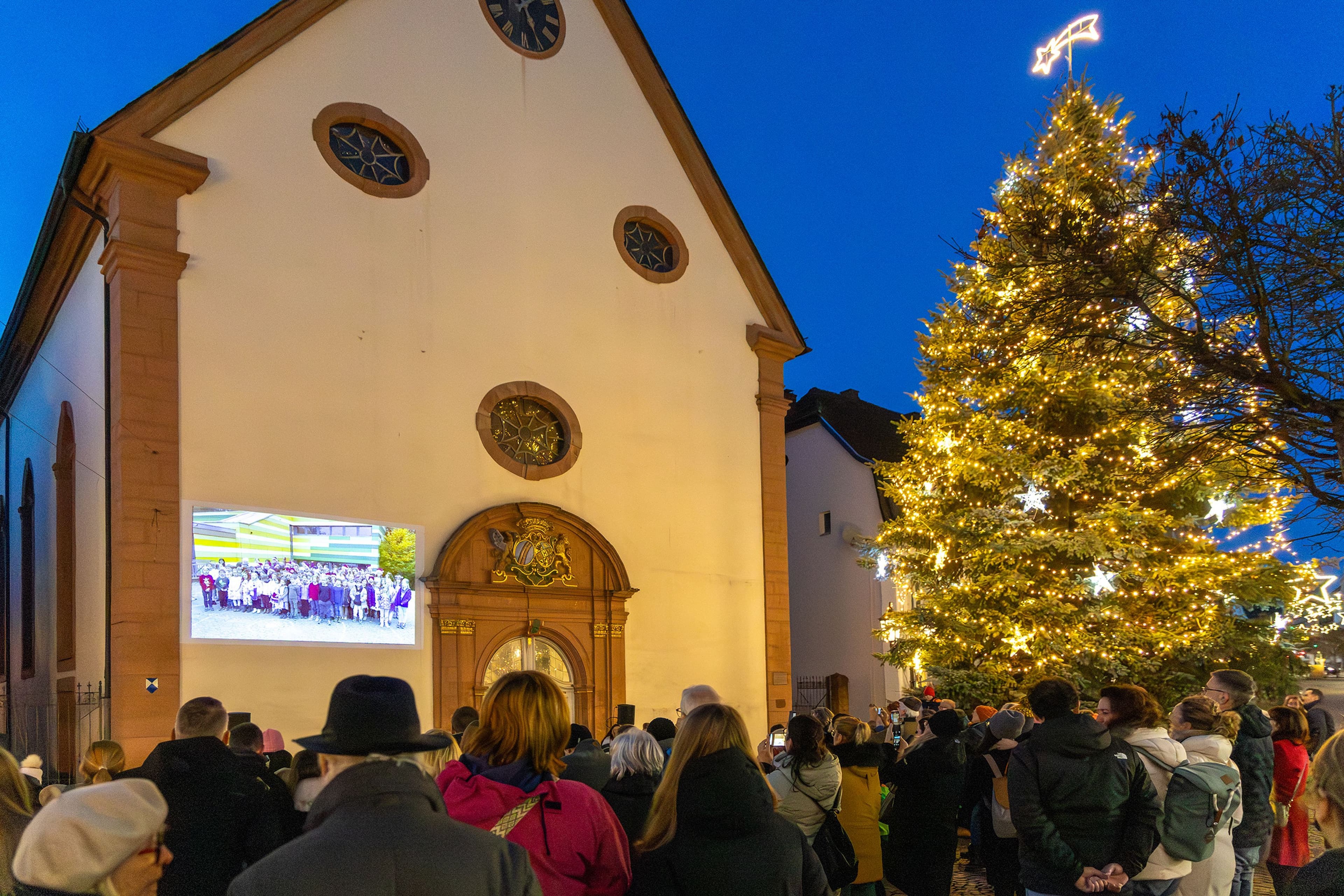 Zahlreiche Zuschauer besuchen die abendlichen Vorführungen vor der Engelbertskirche.