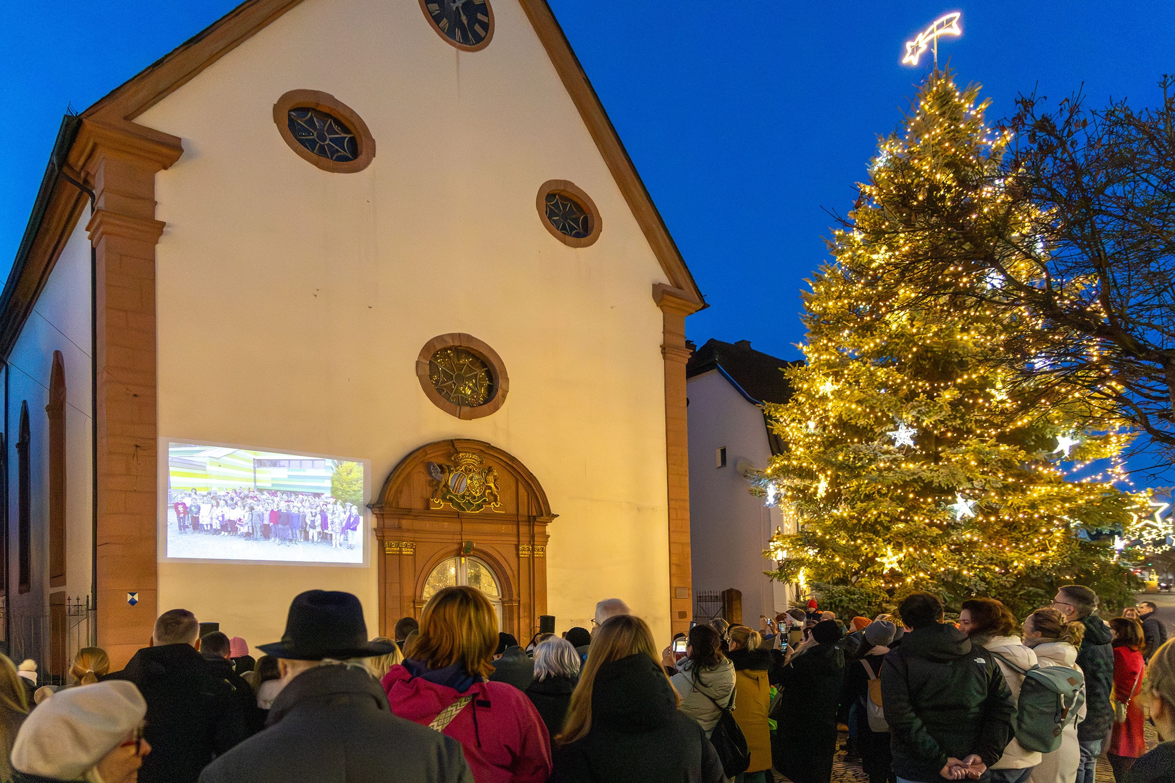 Zahlreiche Besucher waren zur Auftaktveranstaltung des digitalen Adventskalenders an der Engelbertskirche.