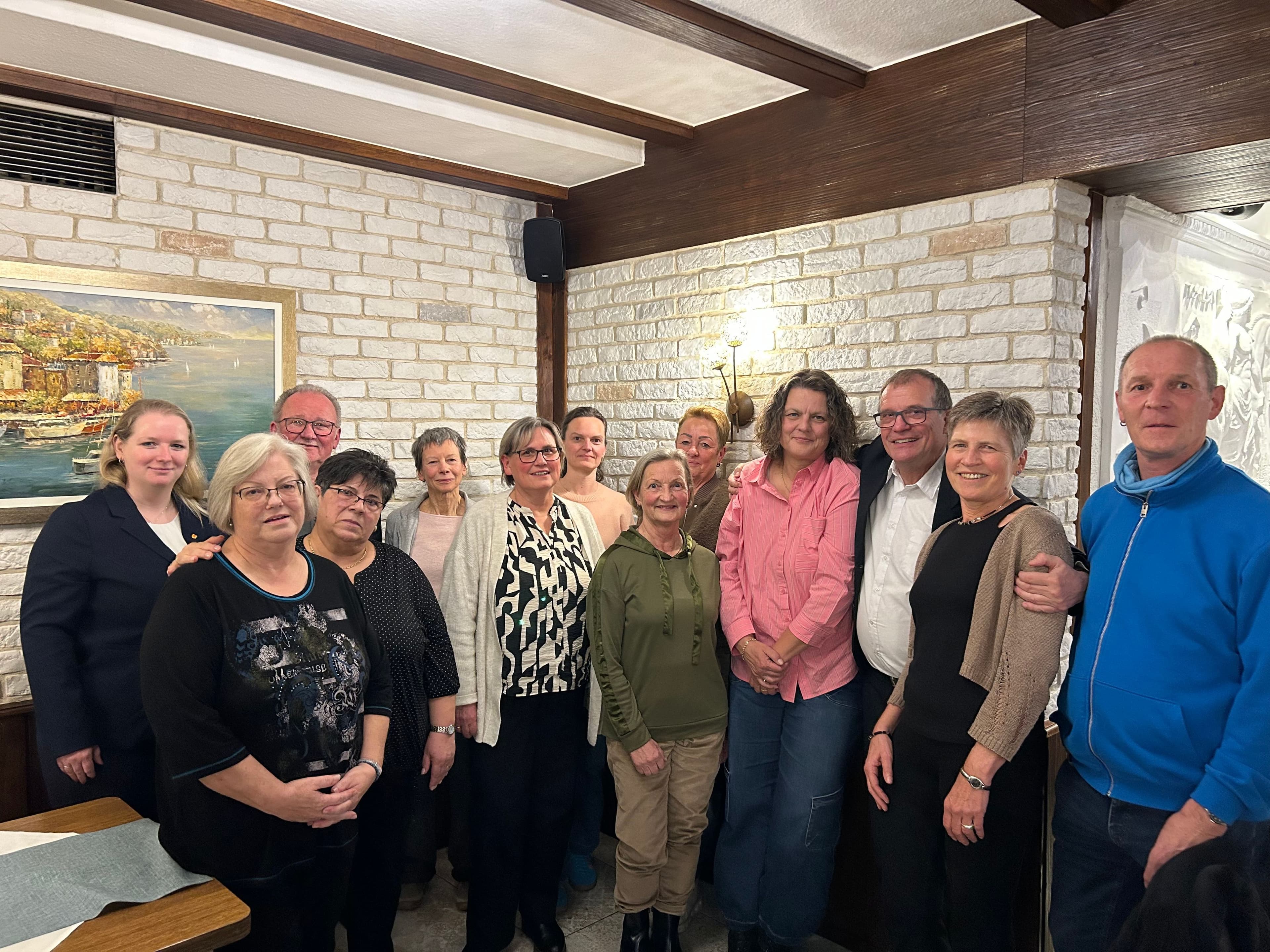 OB Eberhardt und Kristin Fuchs ehren Mitarbeitende und Ruheständler beim Jahresessen.
