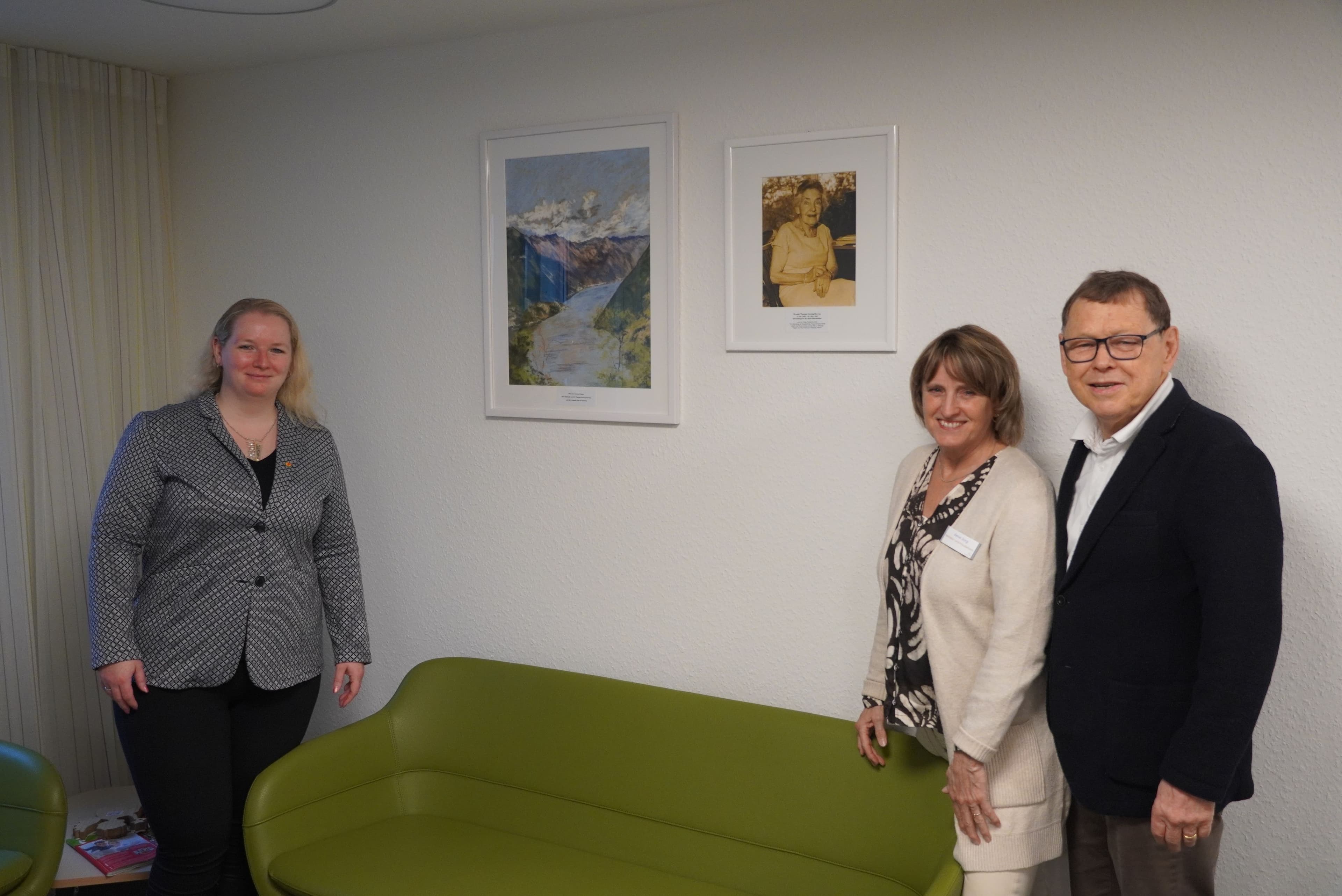 Landschaftsgemälde von Dr. Therese Herzog-Rennau als neuer Blickfang im Bürgerheim-Eingangsbereich.