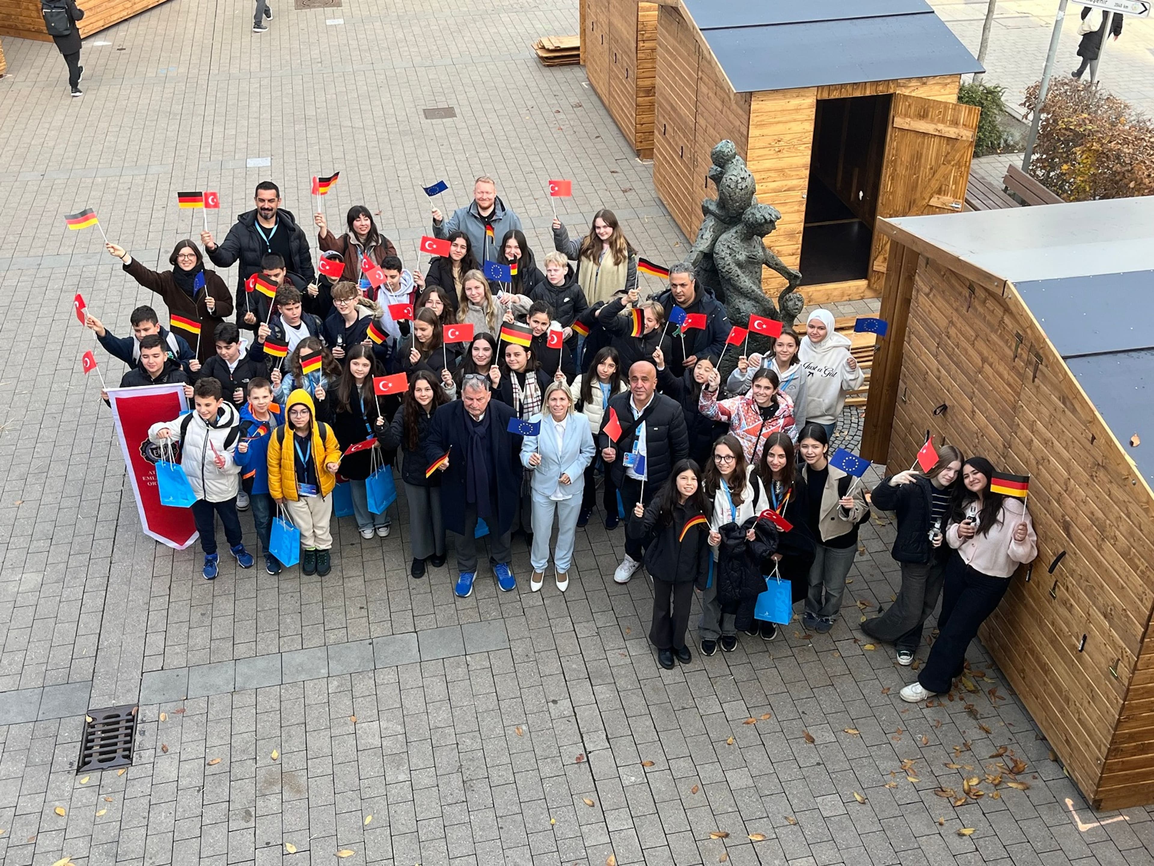 Schülerinnen, Schüler und Lehrkräfte der Mittelschule Emlak Konut Ortaokulu zu Gast in Monheim.