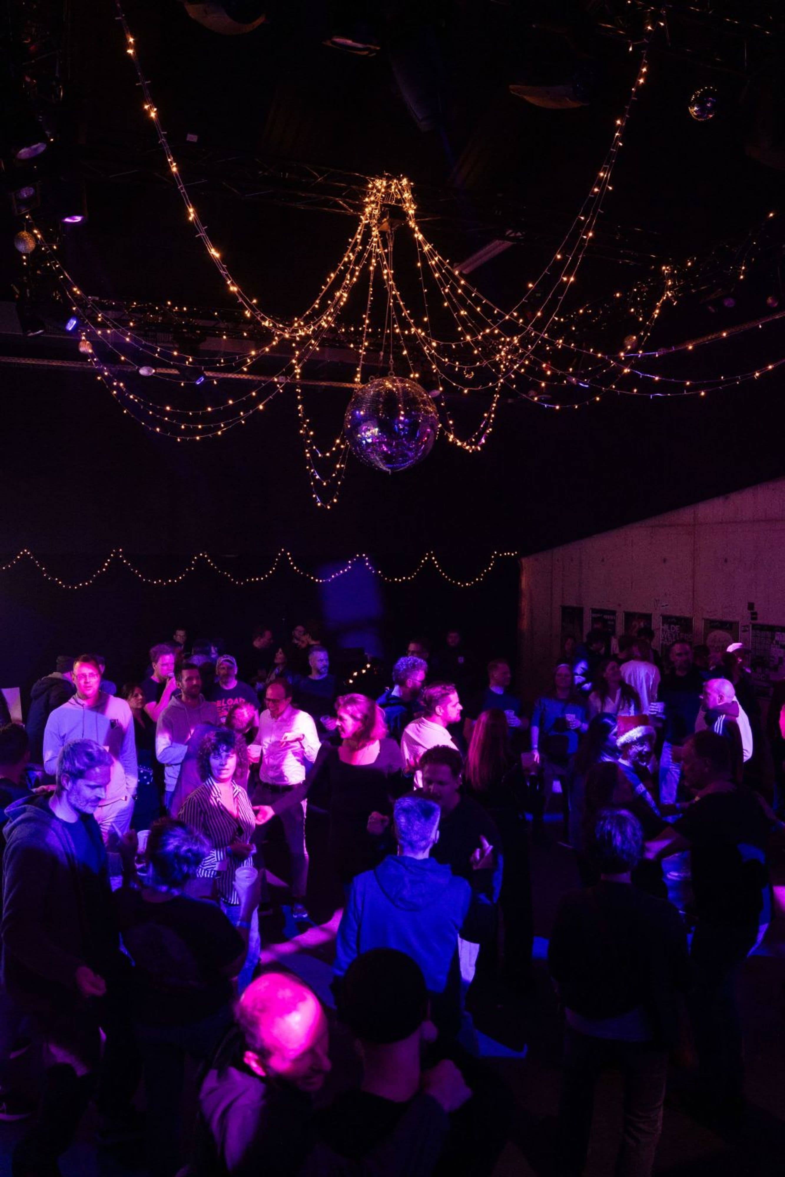 Konzert- und Partyabend im Sojus 7 bringt Gäste in Weihnachtsstimmung. Konzert- und Partyabend im Sojus 7 bringt Gäste in Weihnachtsstimmung.