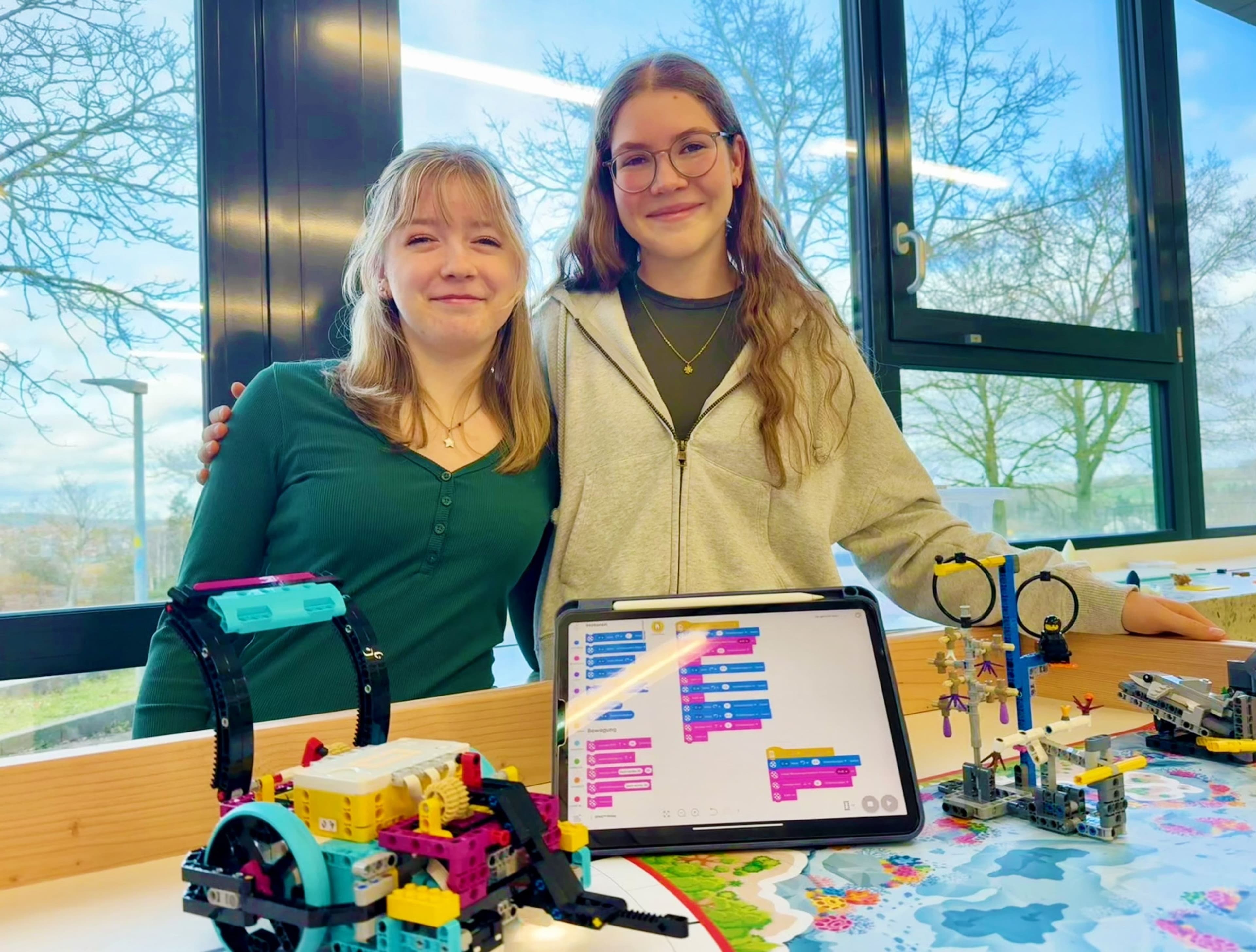 Während der Einweihung des Makerspaces an der CBES Lollar erleben Schuldezernent Christopher Lipp und Schulleiter Andrej Keller die Möglichkeiten der virtuellen Realität.