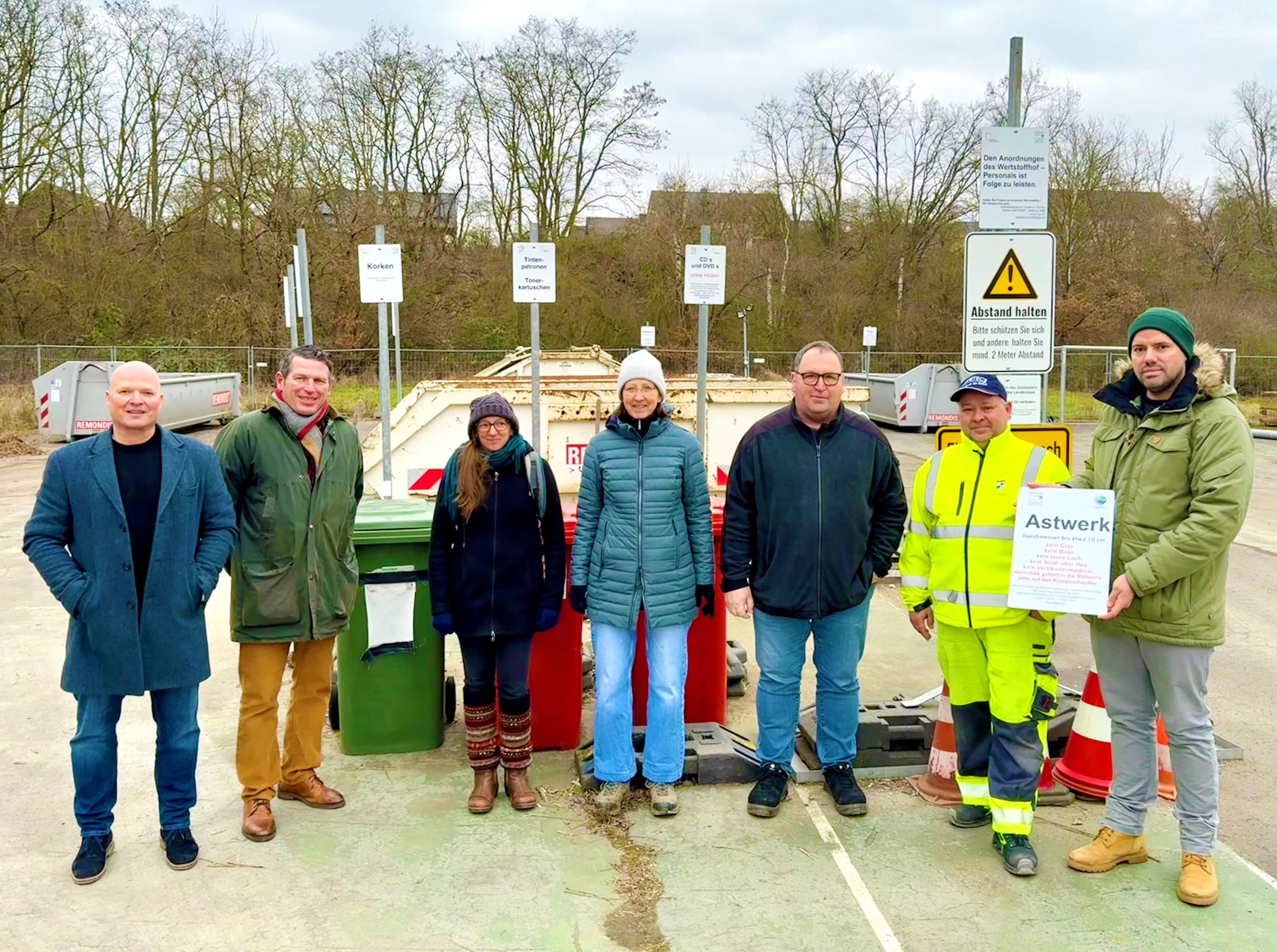 Die Vertreter des Landkreises Gießen treffen sich am Wertstoffhof in Heuchelheim, um über die Nutzung und den kostenlosen Service der kommunalen Wertstoffhöfe zu informieren.