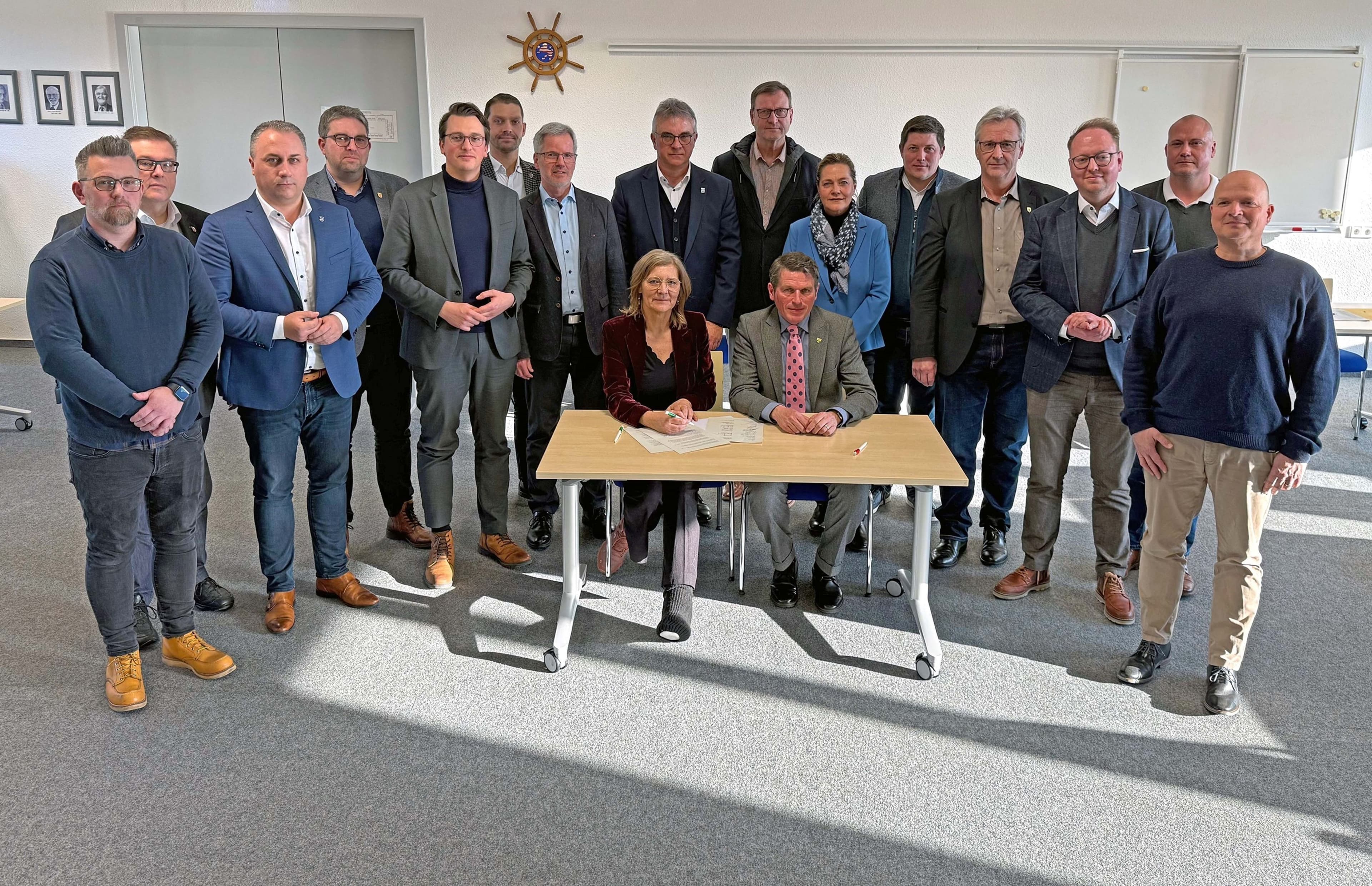 Landrätin Anita Schneider und Bürgermeister Lars Burkhard Steinz unterzeichnen die Erklärung des Gießener Landes zur Finanzsituation, zusammen mit den Bürgermeisterinnen und Bürgermeistern aller Kreiskommunen.