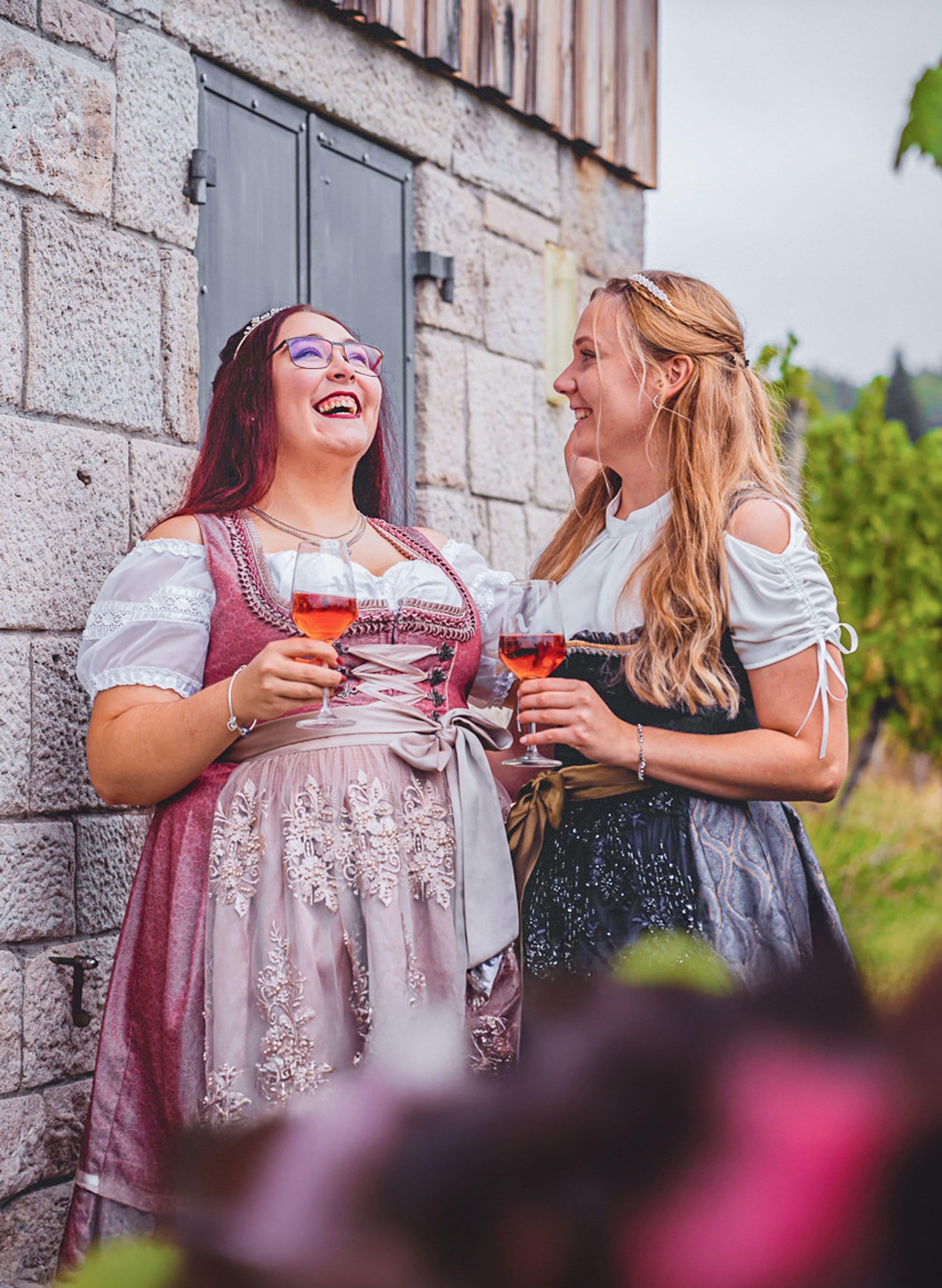 Die Stadt Weinstadt sucht neue Weinhoheiten. Auf dem Bild sind die bisherigen Weinhoheiten Kim Würthele und Carolin Mayer zu sehen, die zum letzten Mal vor ihrem Amtsende in dieser Rolle vertreten sind.