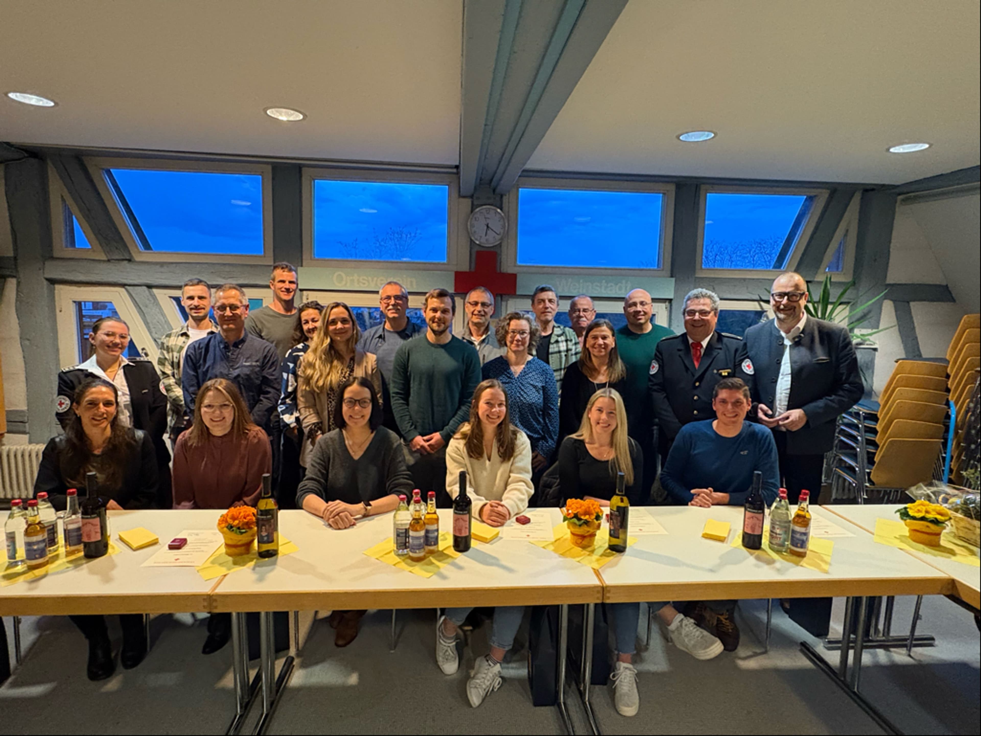 Oberbürgermeister Michael Scharmann ehrt 28 engagierte Blutspenderinnen und Blutspender aus Weinstadt für ihre lebensrettenden Spenden.