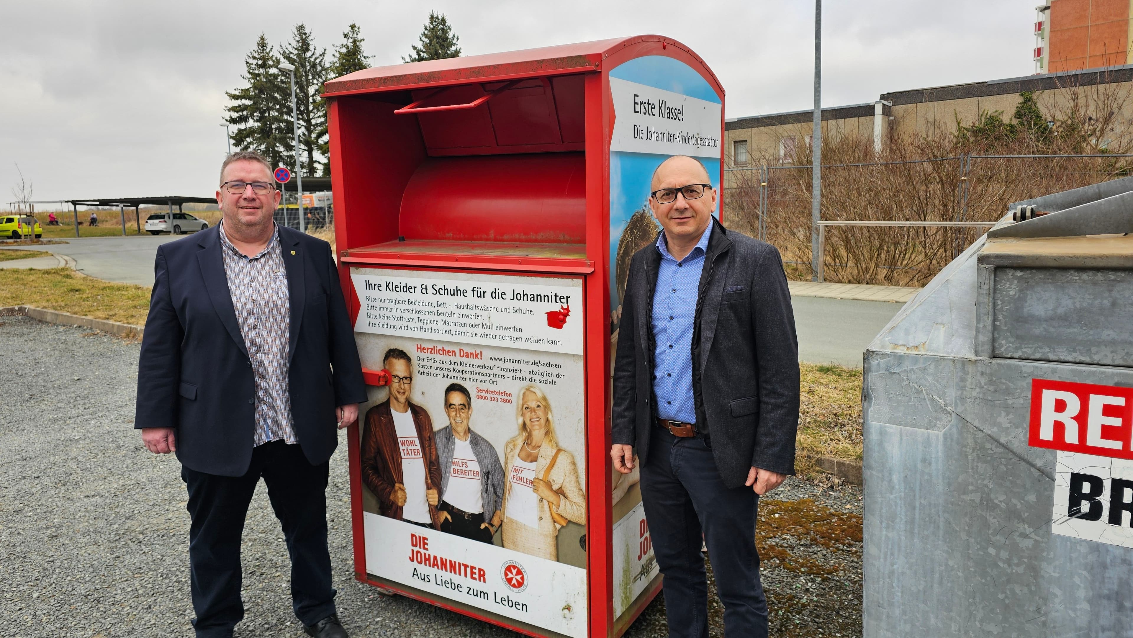In Oelsnitz/Vogtl. wurden 16 neue Altkleidercontainer aufgestellt, die von den Johannitern bewirtschaftet werden. Oberbürgermeister Mario Horn und Pierre Söllner vom Regionalverband Zwickau/Vogtland der Unfall-Hilfe e. V. zeigen sich erfreut über die schnelle Umsetzung.