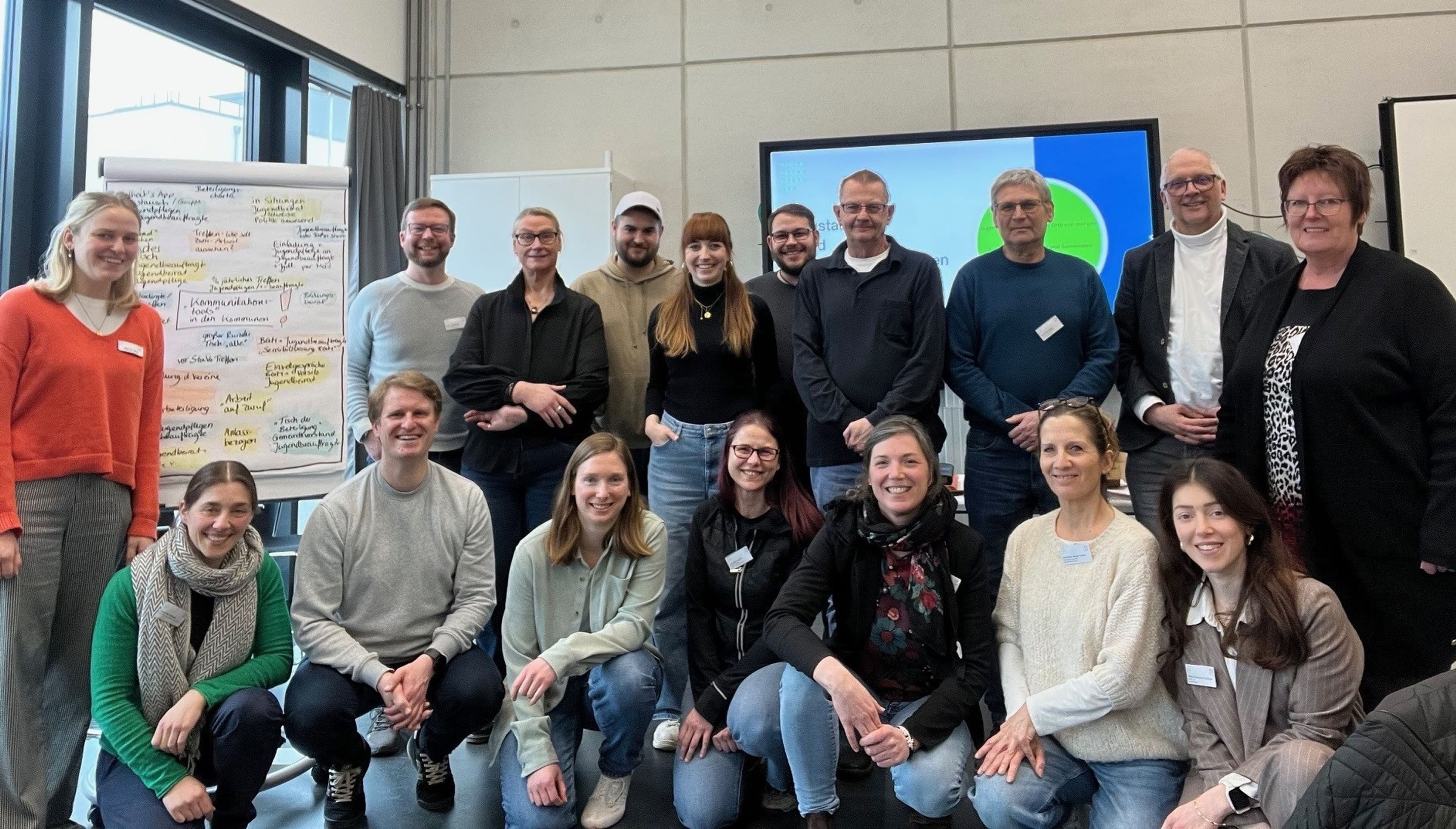 Die Jugendbeauftragten und Mitarbeitenden der Jugendpflegen tauschen sich während eines Fachtags über neue Impulse für die Jugendbeteiligung in den Kommunen aus.