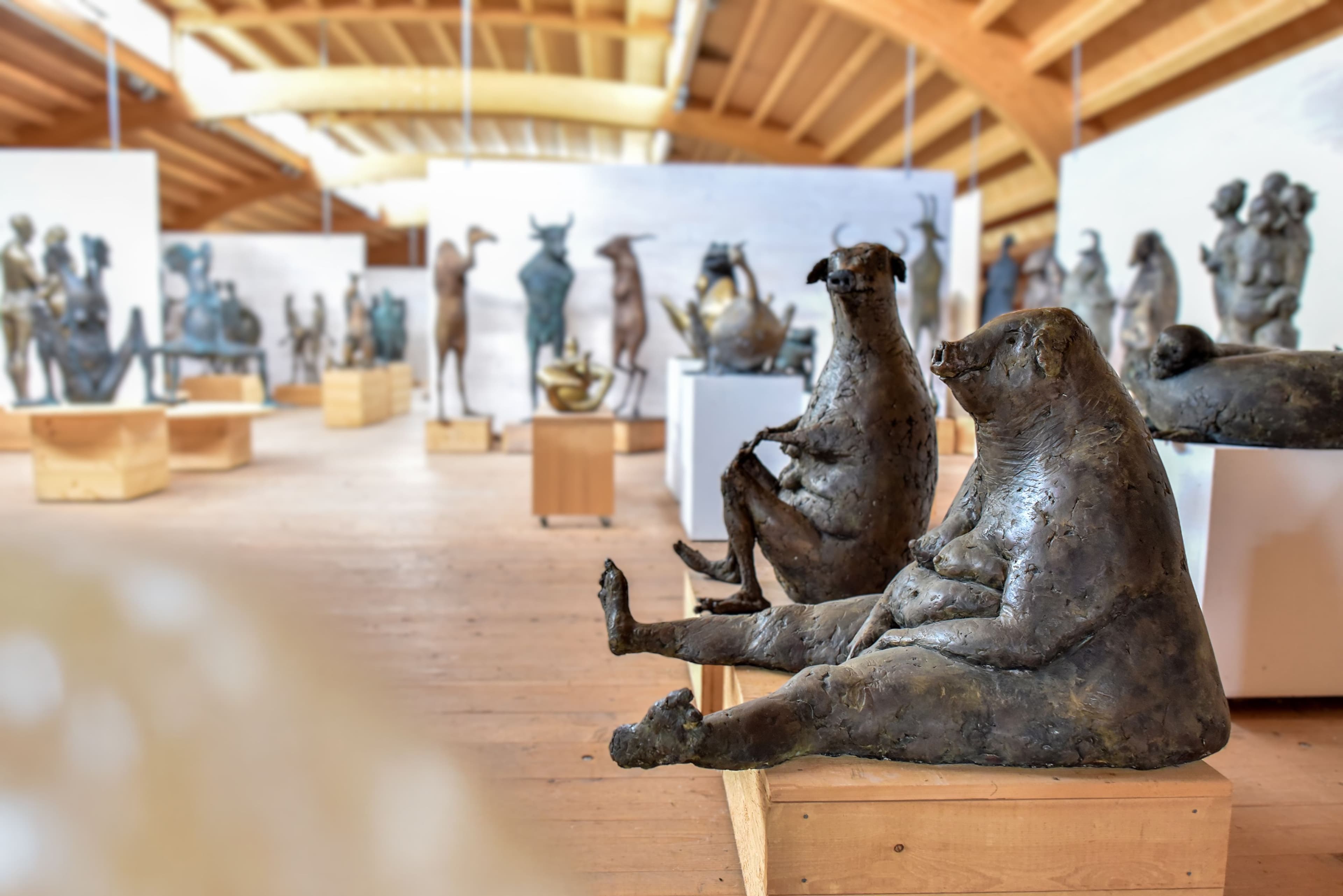 Die Skulpturenhalle Nuss in Strümpfelbach beeindruckt mit ihren großzügigen Räumen und einer Vielzahl an Kunstwerken des Bildhauers Prof. Karl Ulrich. Besucher können bei einer Führung mehr über die Ausstellung und die einzigartigen Skulpturen erfahren.