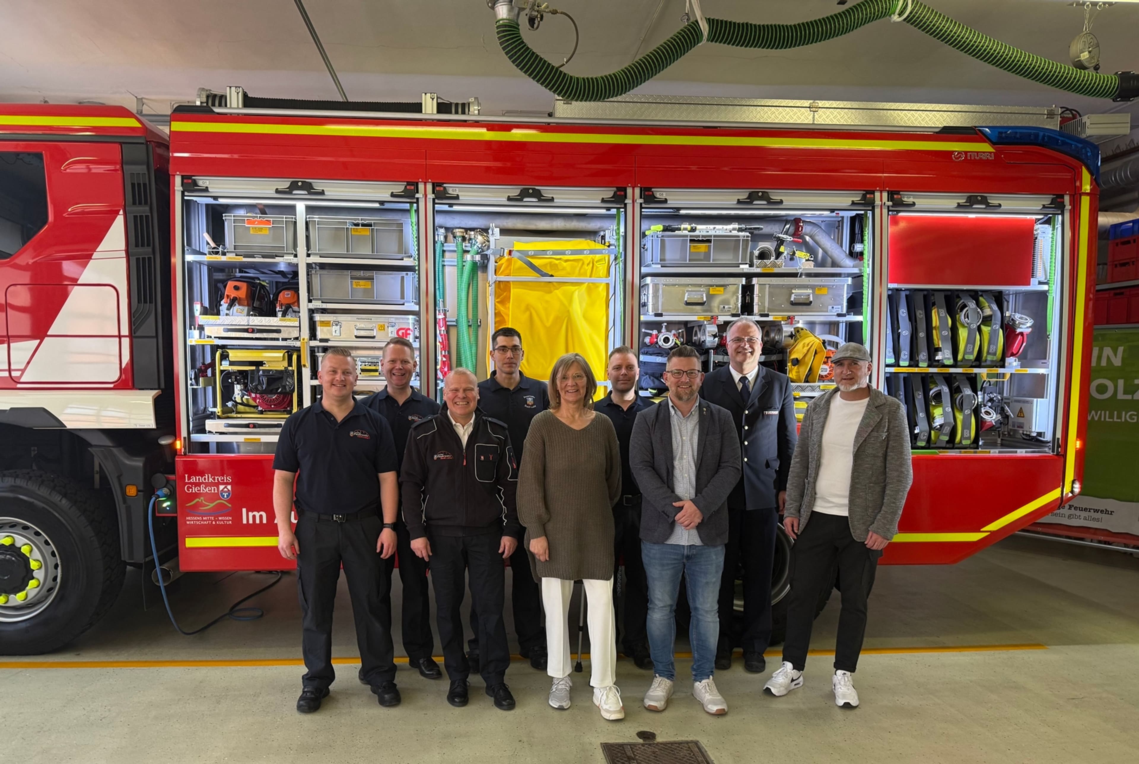 Die Landrätin Anita Schneider und Kreisbrandinspektor Mario Binsch übergeben das neue Tanklöschfahrzeug TLF 4000 an die Feuerwehr Lollar, das die Einsatzkräfte bei außergewöhnlichen Brandlagen unterstützt.