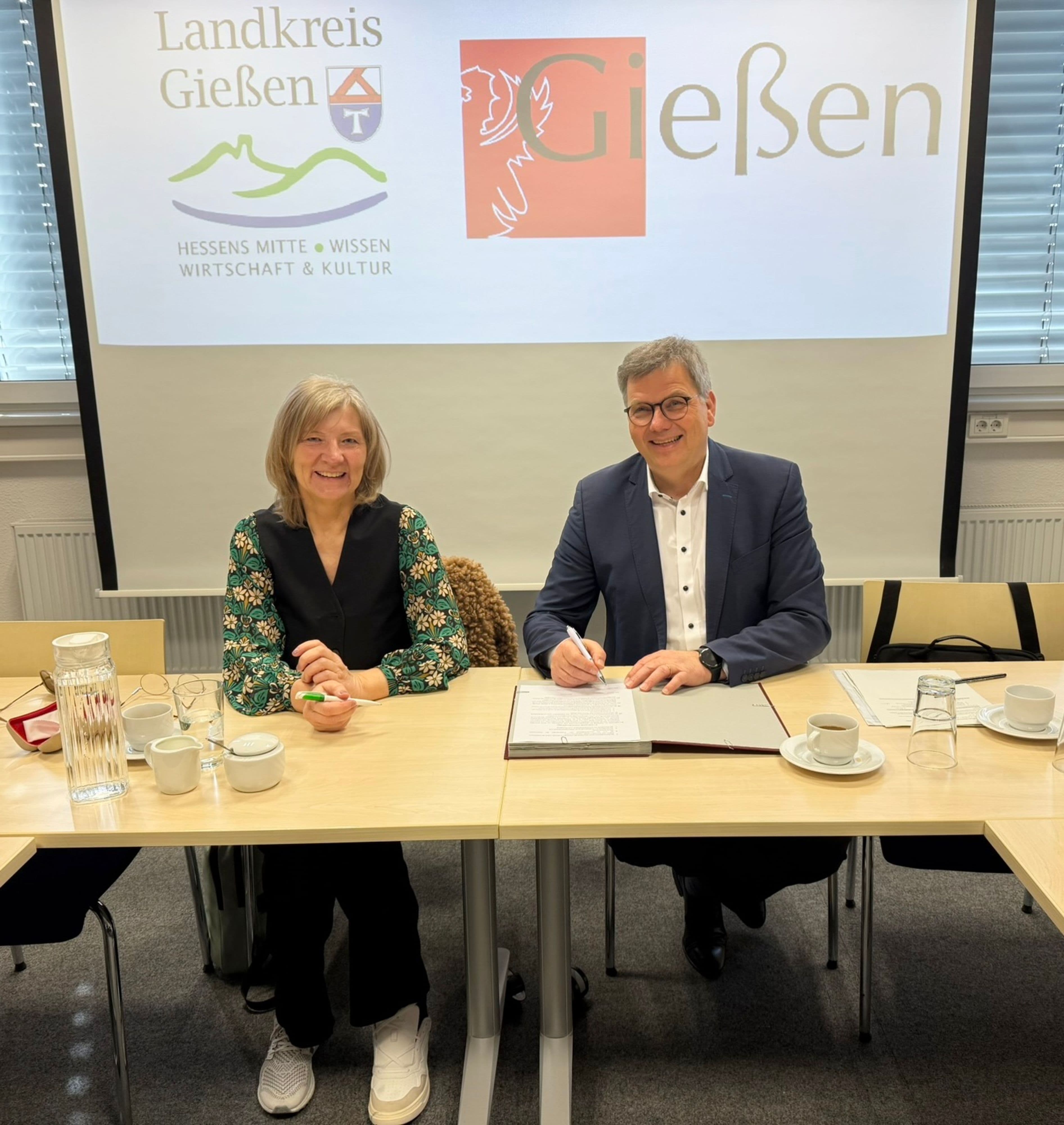 Landrätin Anita Schneider und Oberbürgermeister Frank-Tilo Becher haben die Kooperationsvereinbarung zum digitalen Wandel unterzeichnet.