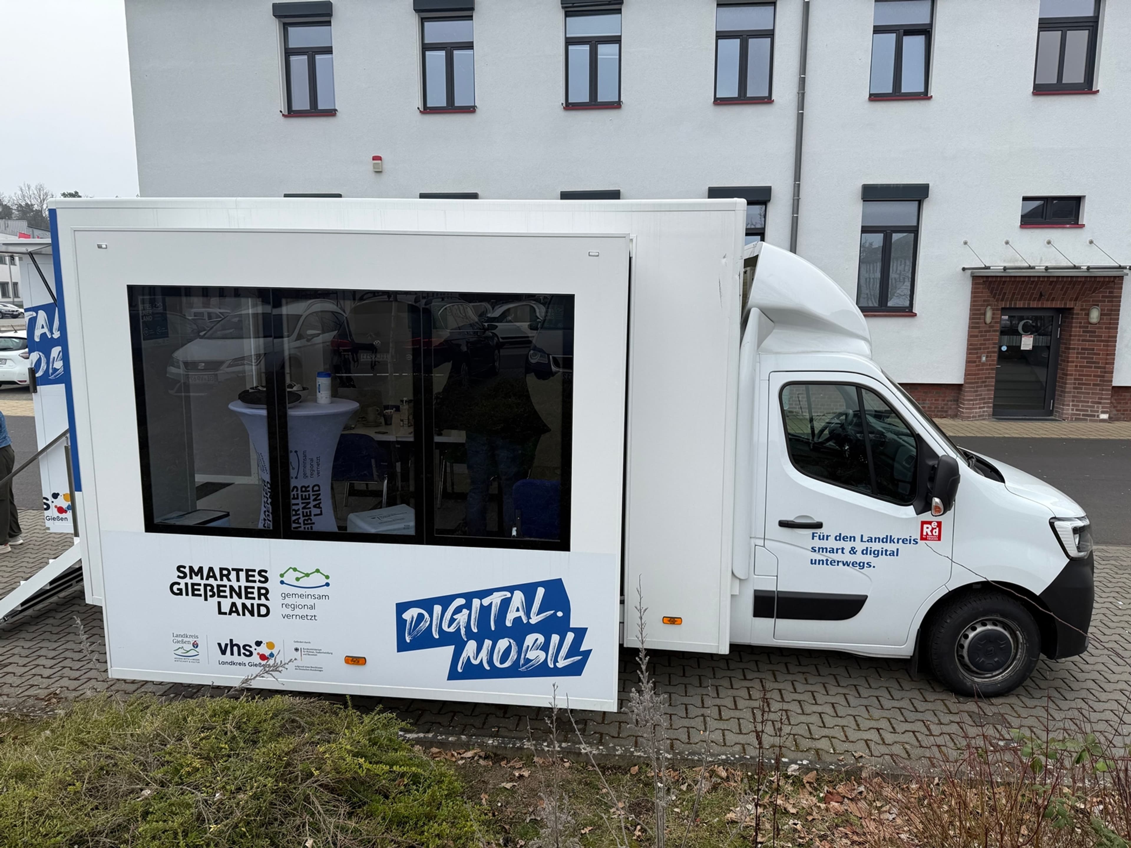 Der Zukunftsbus Digital.Mobil des Landkreises Gießen bietet einen großzügigen Informationsraum, um digitale Möglichkeiten erlebbar zu machen und Bürger über verschiedene Technologien zu informieren.