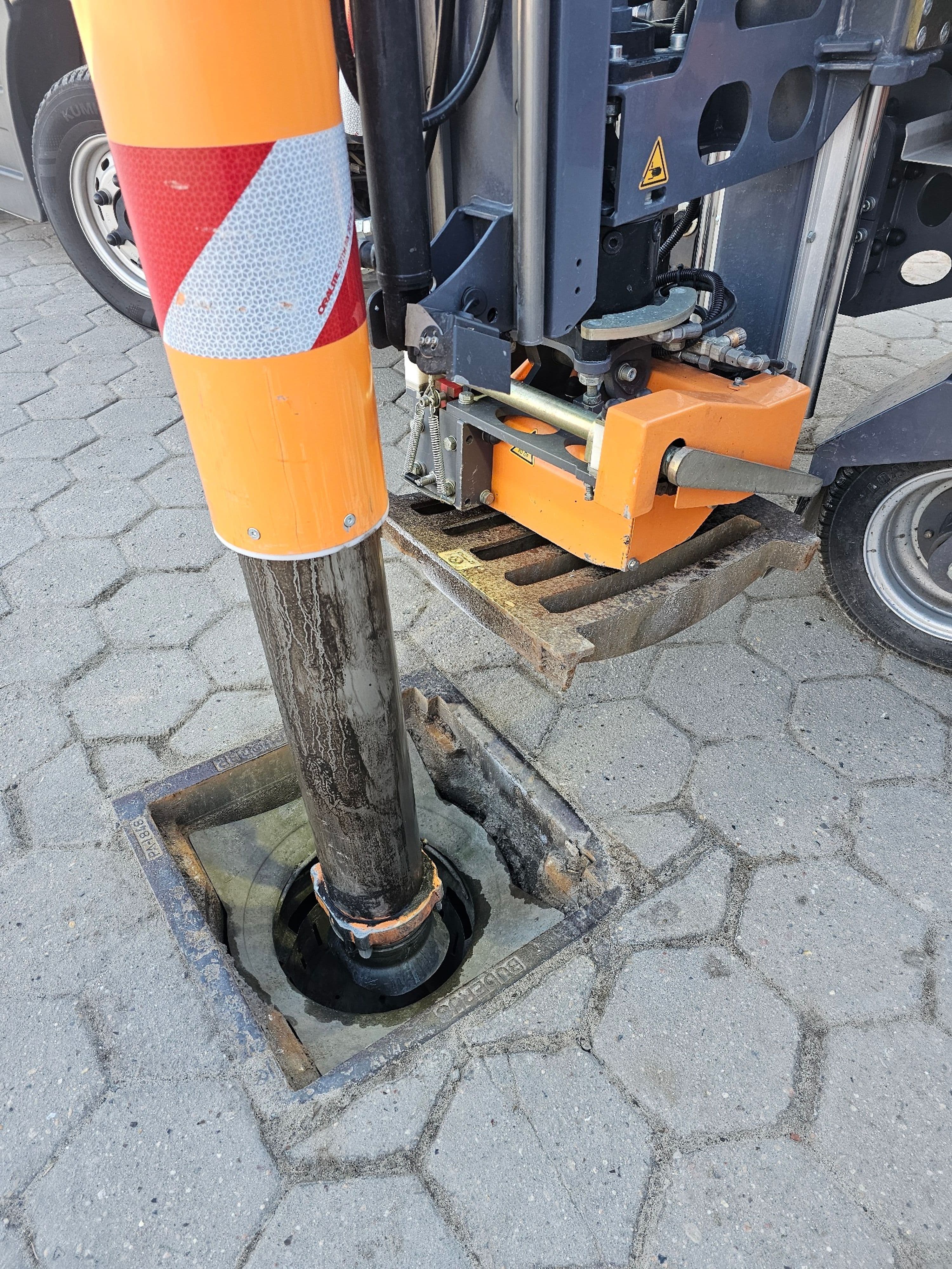 Der Kommunalbetrieb der Stadt Buchholz hat einen modernen Sinkkastenreiniger eingeführt, um die Reinigung der Straßensiele zu optimieren und die Effizienz zu steigern.