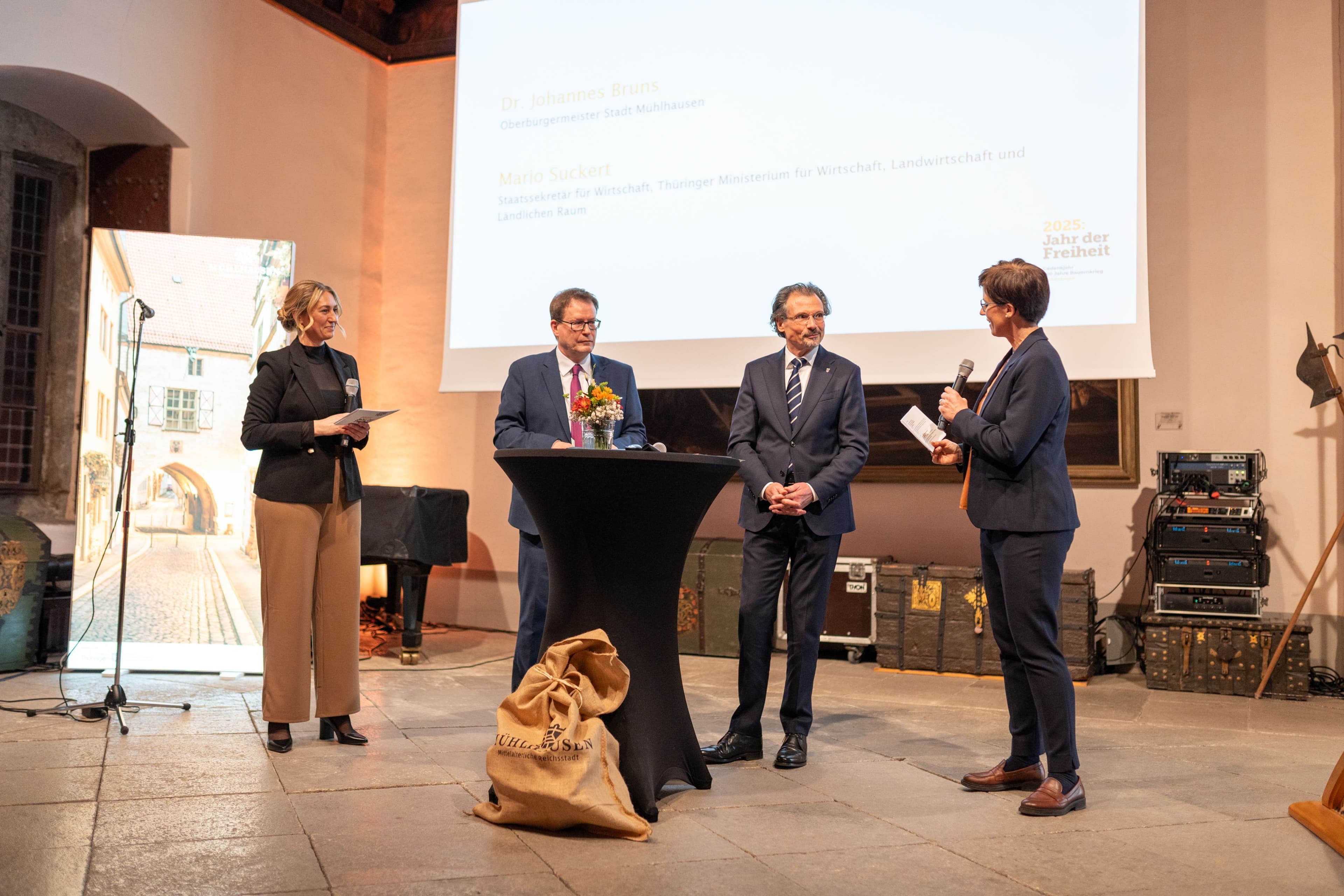 Die feierliche Eröffnung des Gedenkjahres „500 Jahre Bauernkrieg“ fand in der historischen Rathaushalle von Mühlhausen statt und bot den Besuchern eine eindrucksvolle Zeitreise in das Jahr 1525.