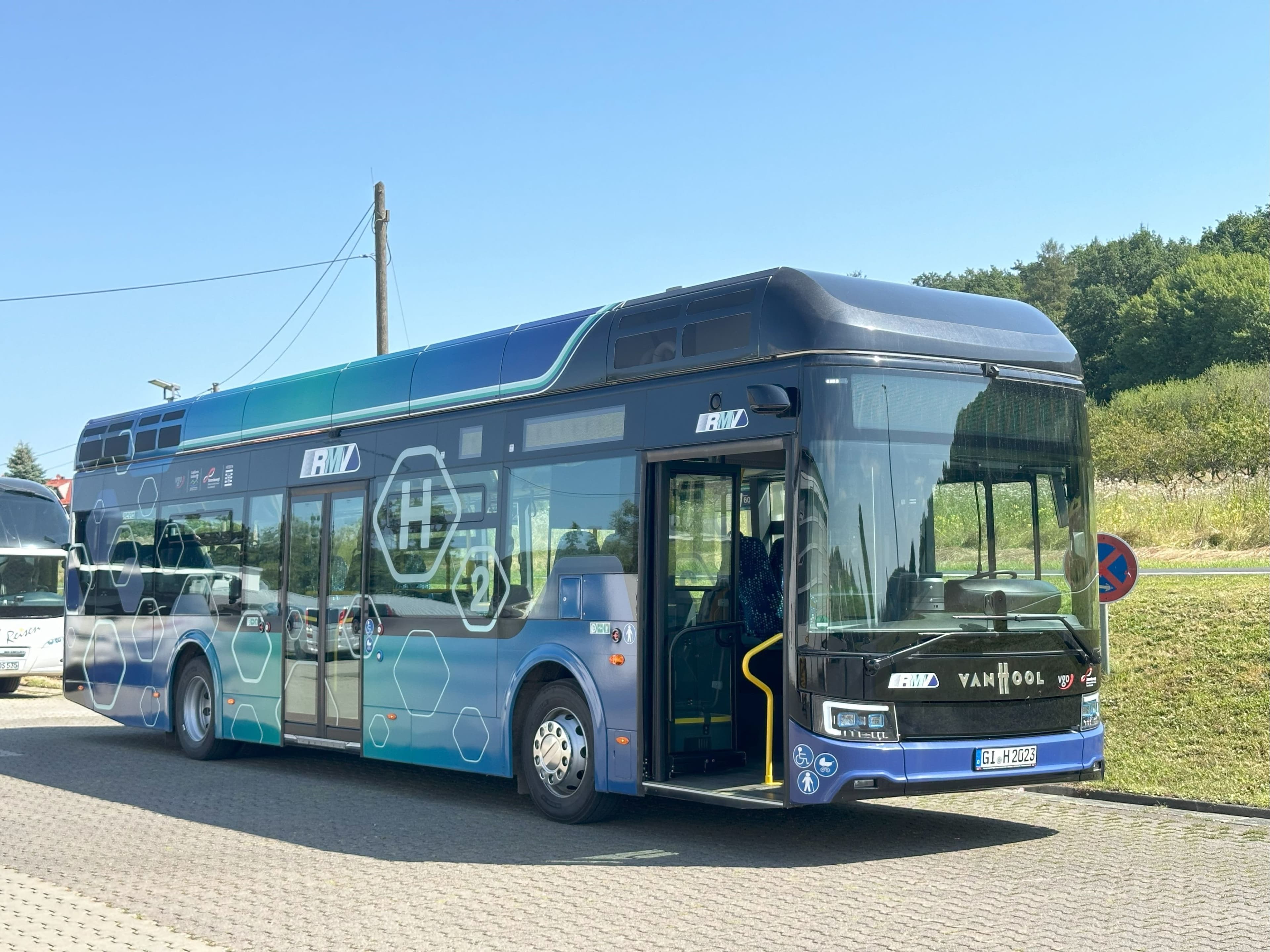 Im Rahmen der Lernwerkstatt Brennstoffzellenbusse im Landkreis Gießen wurden in den letzten zwei Jahren Wasserstoffbusse erprobt, um emissionsfreies Fahren im öffentlichen Nahverkehr zu fördern.